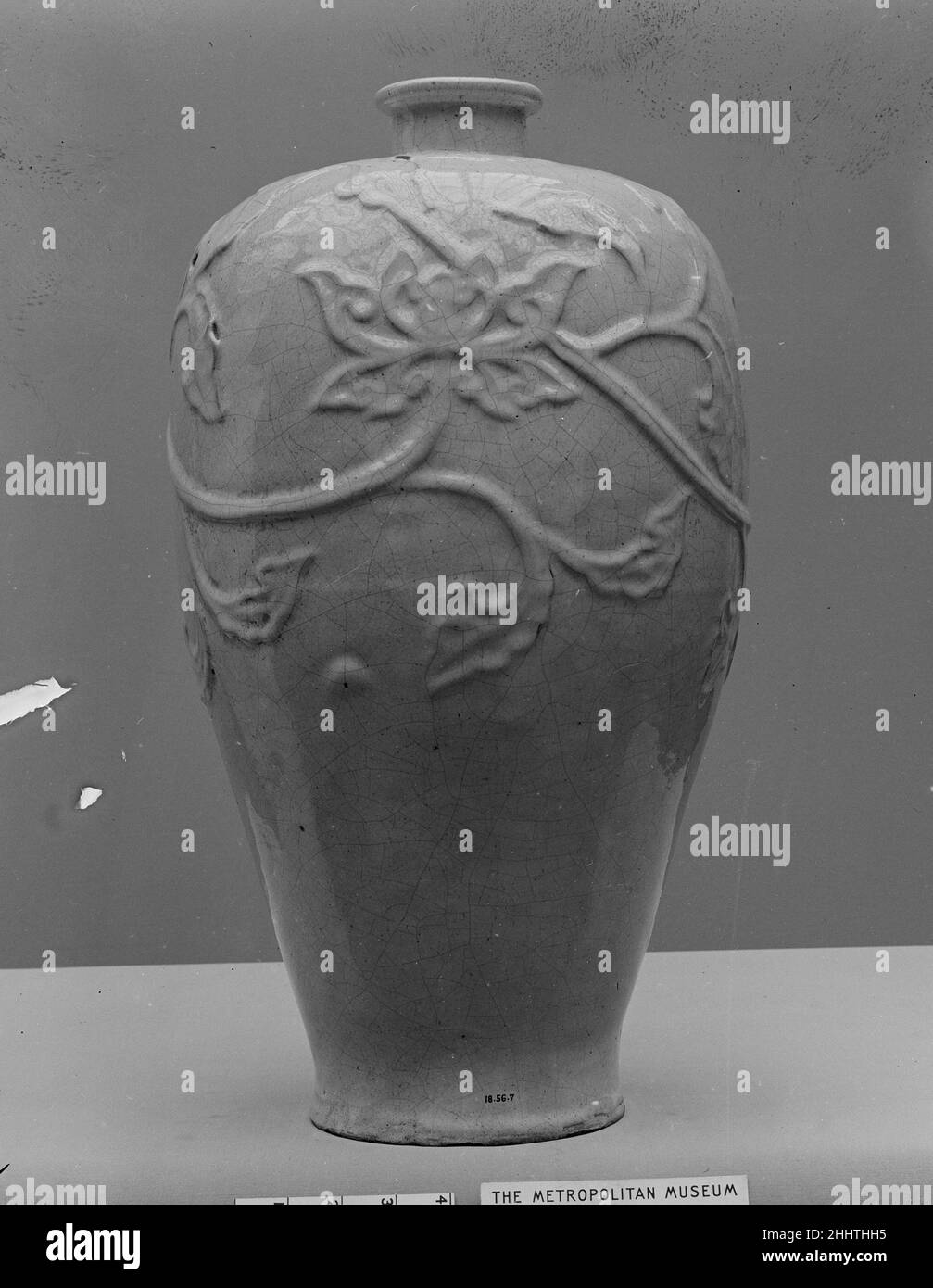 Vaso 12th–13th secolo Cina. Vaso. Cina. 12th–13th secolo. Gres con glassa di celadon crackled (Guan ware). Dinastia della Song del Sud (1127-1279). Ceramica Foto Stock