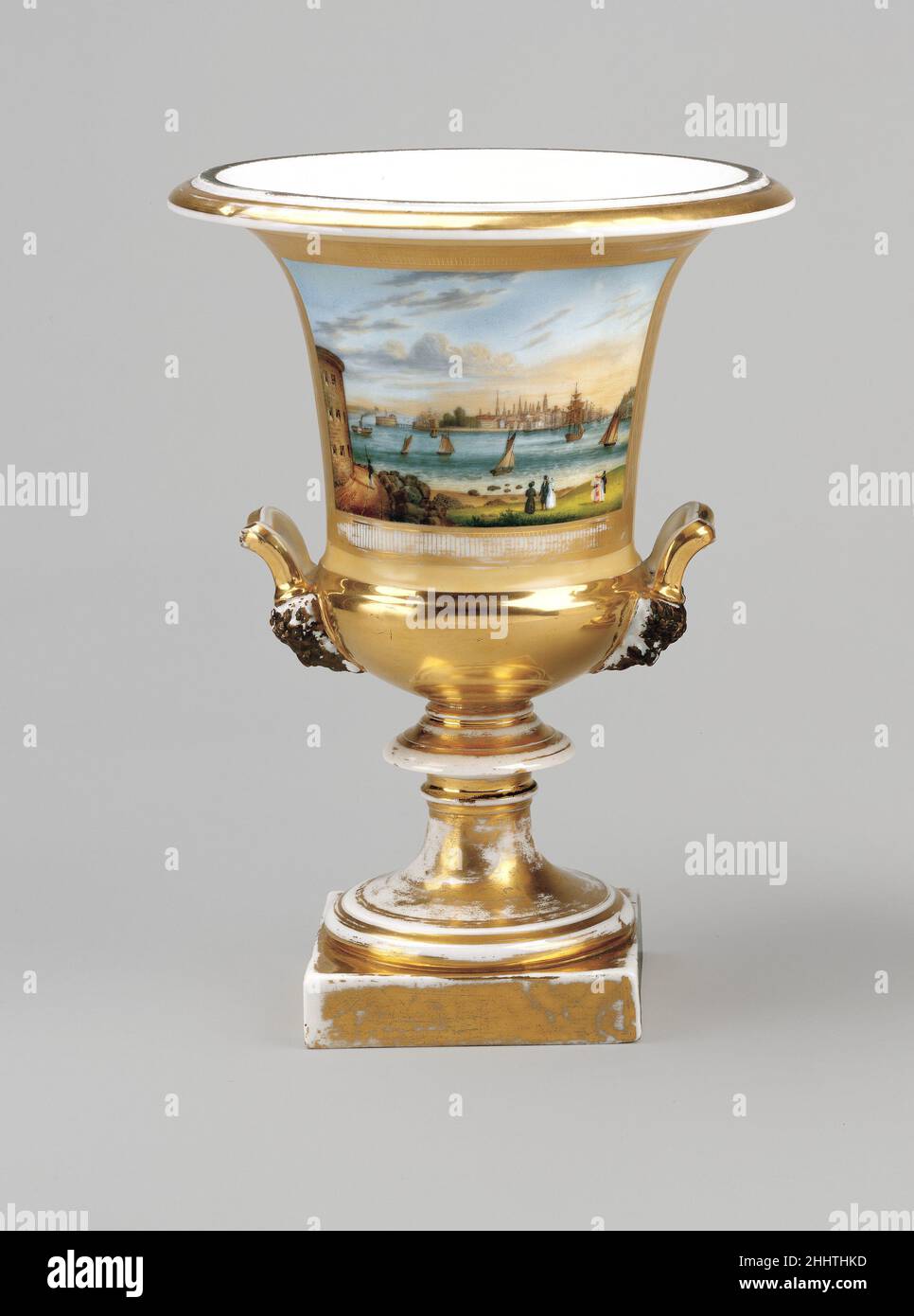 Vaso ca. 1831–35 Francese questo vaso fa parte di una coppia che presenta due viste della regione di New York City copiate da un portafoglio di stampe intitolato 'viste a New York e dintorni' (1831–34). Questo vaso, intitolato 'Elysian Fields, Hoboken', ritrae un parco del New Jersey situato direttamente di fronte a New York City che divenne un luogo popolare all'inizio del diciannovesimo secolo. L'altro (17.144.2) mostra Lower Manhattan visto dal lato East River di Governor's Island.. Vaso. Francese. CA. 1831–35. Porcellana. Fabbricato in Francia Foto Stock