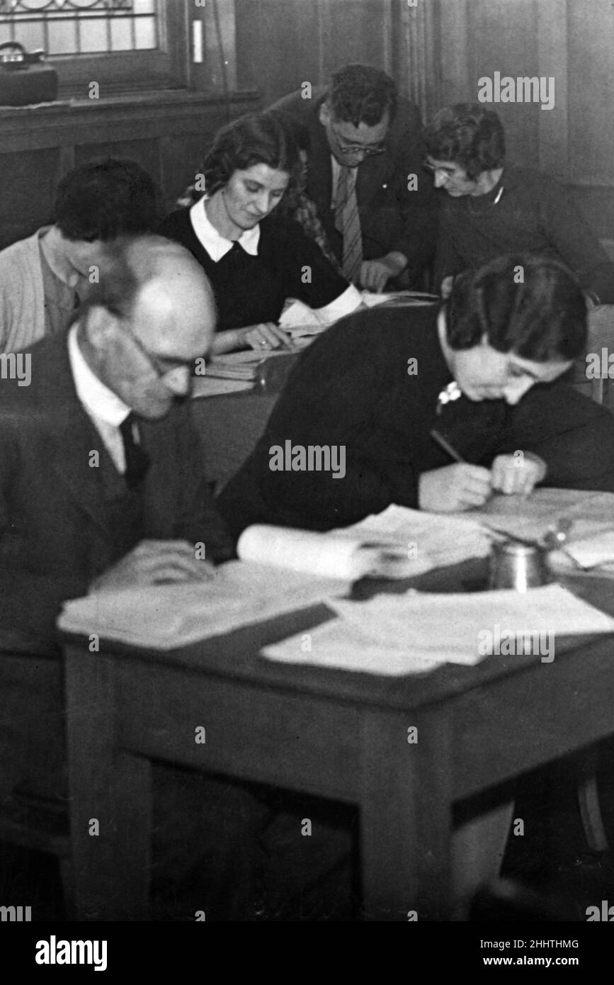Gli insegnanti di Jarrow si uniscono allo sforzo bellico aiutando la preparazione delle schede di razione. Ottobre 1939. Foto Stock