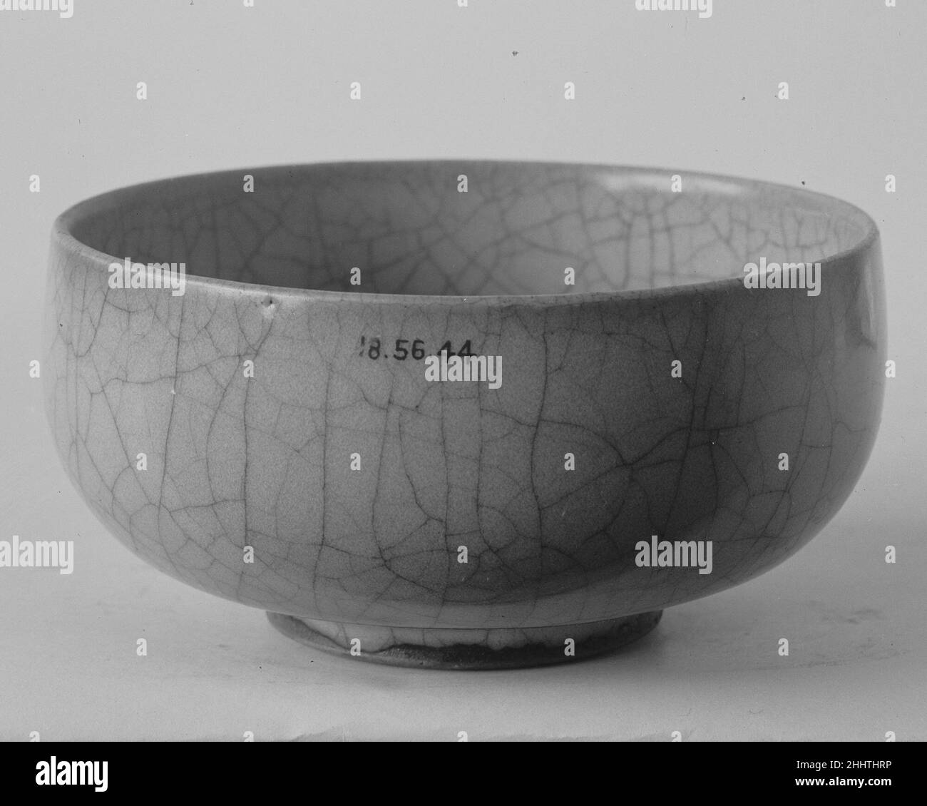 Ciotola 12th–13th secolo Cina. Ciotola. Cina. 12th–13th secolo. Gres con glassa blu-grigia (giu ware). Canzone (960–1279) o dinastia Jin (1115–1234). Ceramica Foto Stock