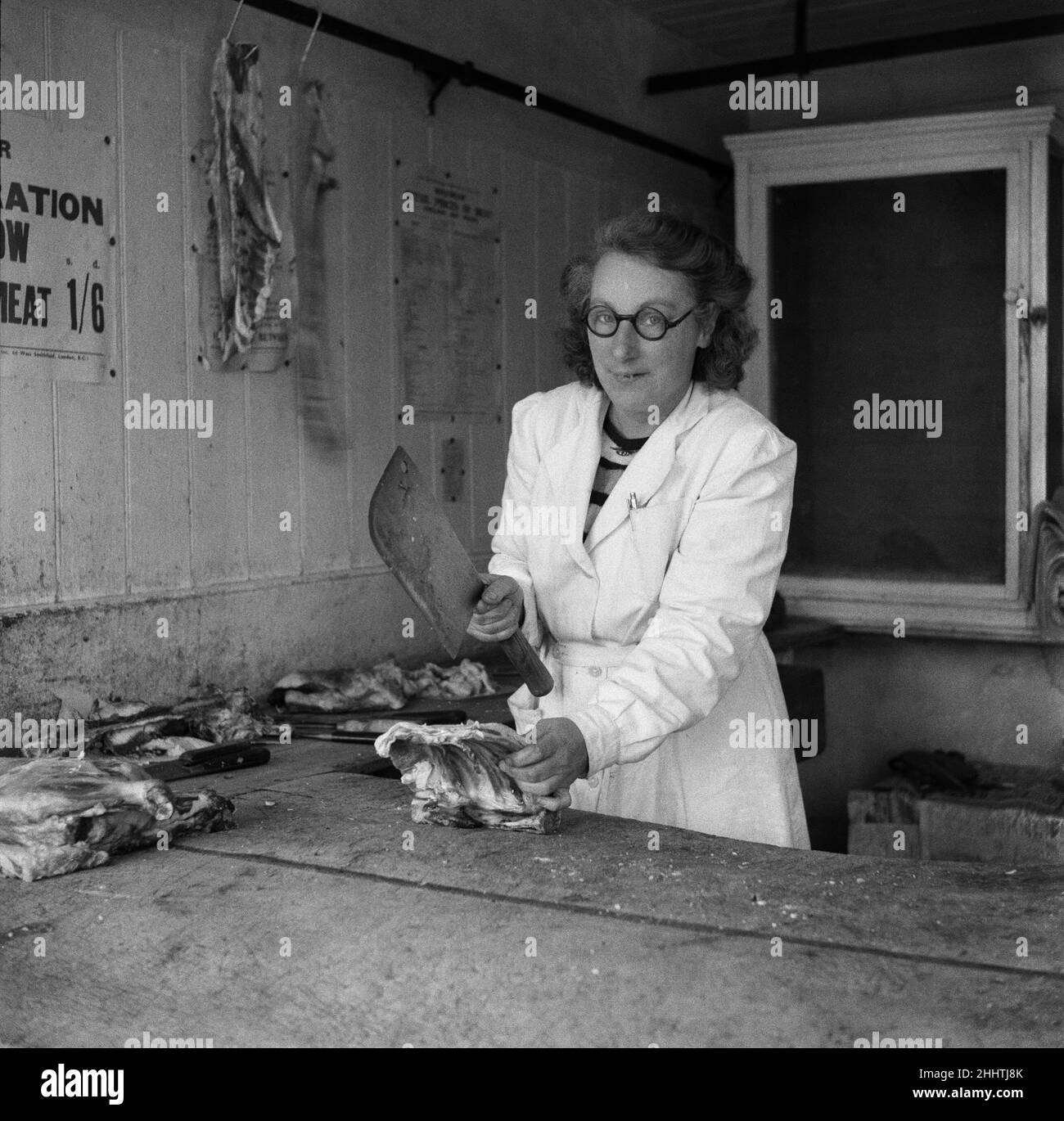 Una lavoratrice femminile in un macellaio in Downe. Che è un villaggio nella Grande Londra all'interno del London Borough di Bromley, storicamente nel Kent fino al 1965. 8th marzo 1950. Foto Stock