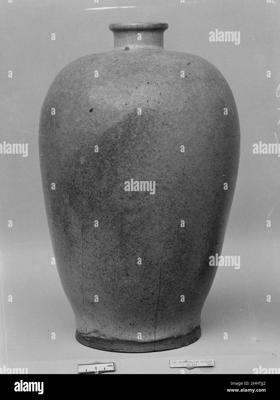 Vaso Cina. Vaso. Cina. Gres con glassa blu-grigia (giu ware). Dinastia Yuan (1271-1368). Ceramica Foto Stock