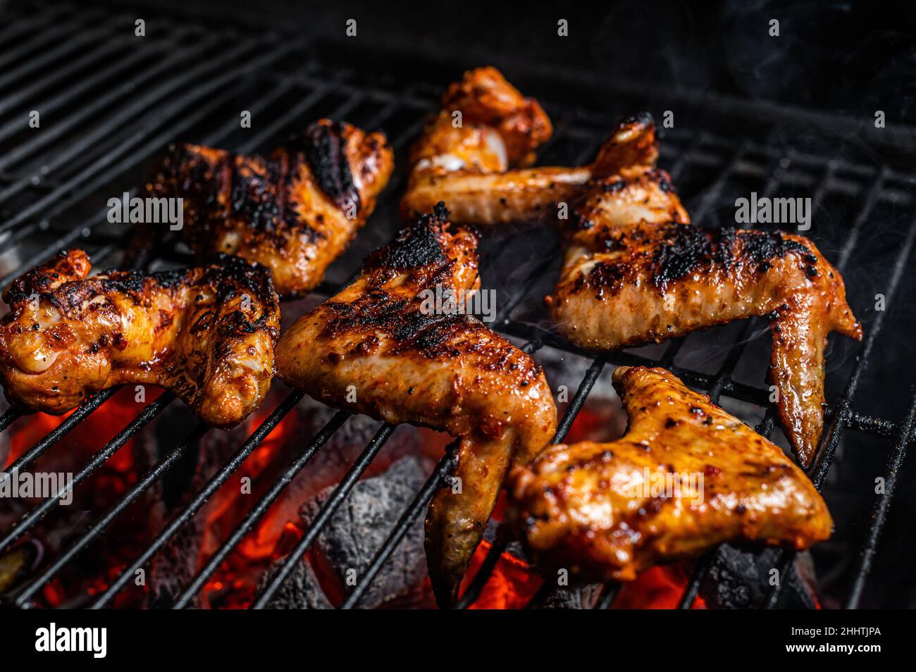 Ali di pollo al barbecue, barbecue all'aperto con caminetto. Vista dall'alto Foto Stock