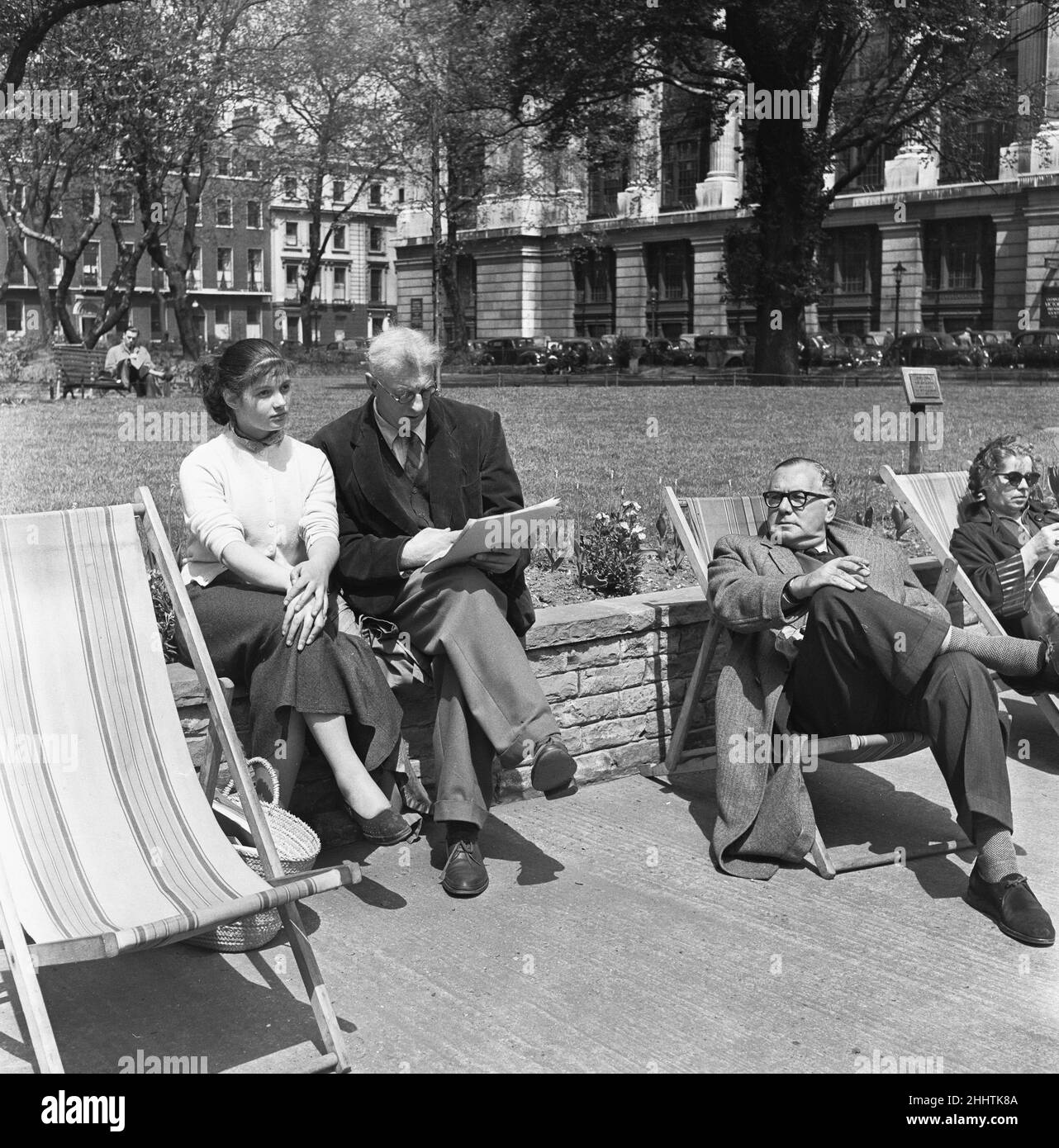 Insegna e allievo 21st Maggio 1954During i termini primavera ed estate la Central Arts School di Southampton Road, Londra tiene un sacco di corsi d'arte all'aperto. Il signor S R Badmin, docente di arti, guarda al lavoro di Barbara Jaczynska 17, uno dei suoi allievi Foto Stock
