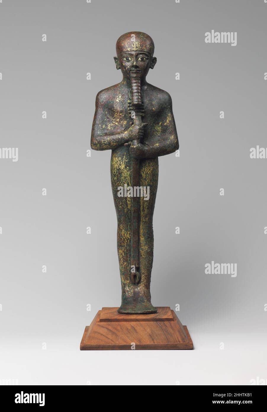 Statua di Ptah ca. 1070–712 a.C. terzo periodo intermedio il grande dio egiziano Ptah era una divinità i cui molti aspetti includono quelli di un dio creatore e di un dio che ascolta le preghiere degli individui. Il nome di Ptah era comunemente accompagnato dall’epiteto Nefer-her, o “benevolo del volto”, una descrizione che si adatta alle caratteristiche serene e aperte di questa particolare immagine. La statuetta è notevole per la sua bellezza e dimensione, lo stato di conservazione, le elaborate disposizioni di fabbricazione, e la sua data dimostrabile al terzo periodo intermedio. Il terzo periodo intermedio è stato, come suggerisce il nome, essenziale Foto Stock