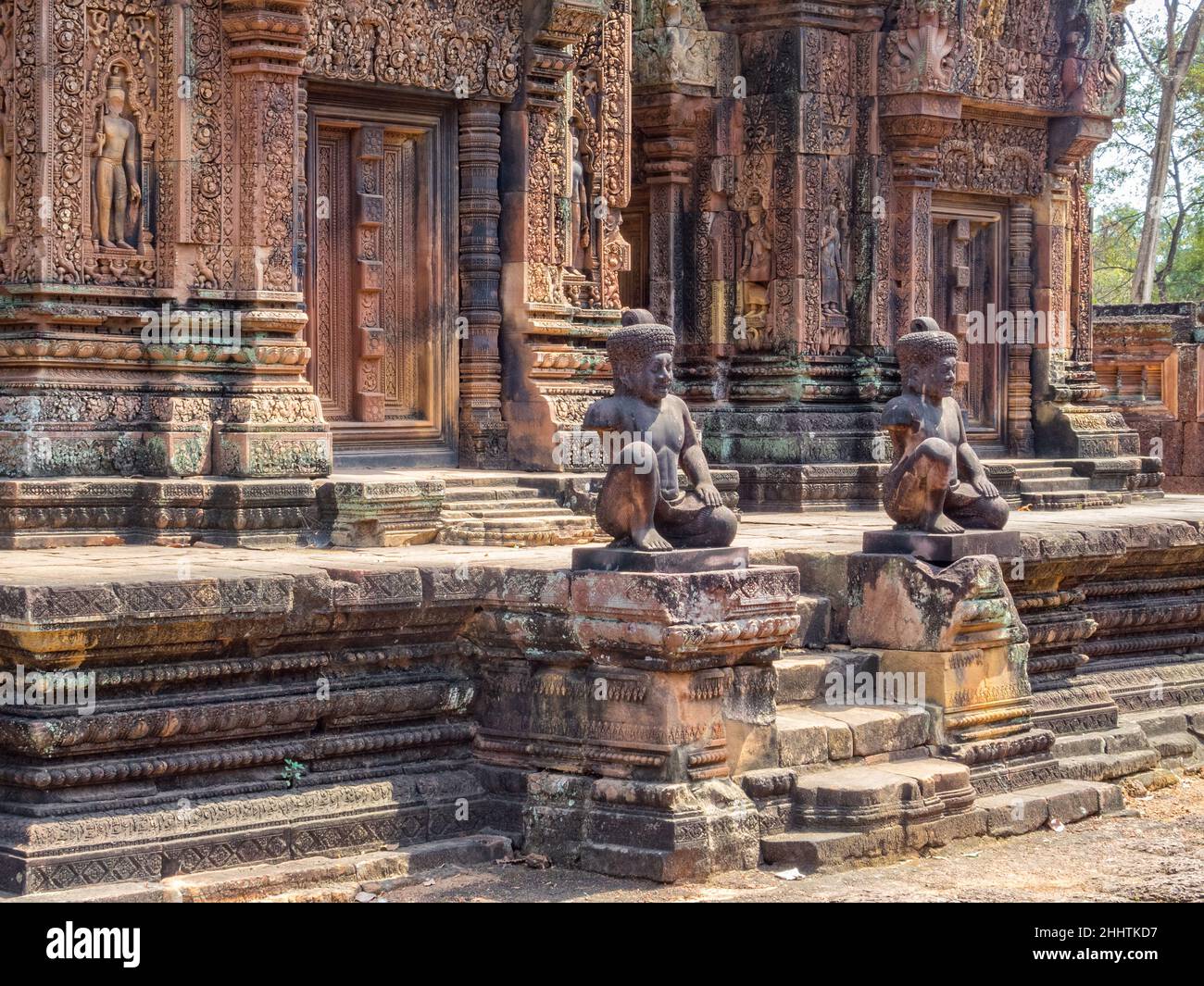 Santuari nel recinto interno della 'Cittadella delle Donne' - Banteay Srei, Cambogia Foto Stock