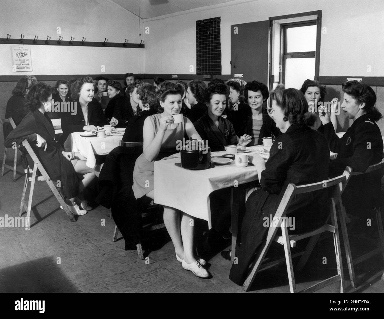 Le donne che frequentano un corso di addestramento di idoneità di servizio del fuoco nazionale per gli istruttori alla stazione di addestramento di riserva regionale di numero 12 a Tandridge, Surrey, arrestano per una pausa di benvenuto del tè. 24th maggio 1944. Foto Stock
