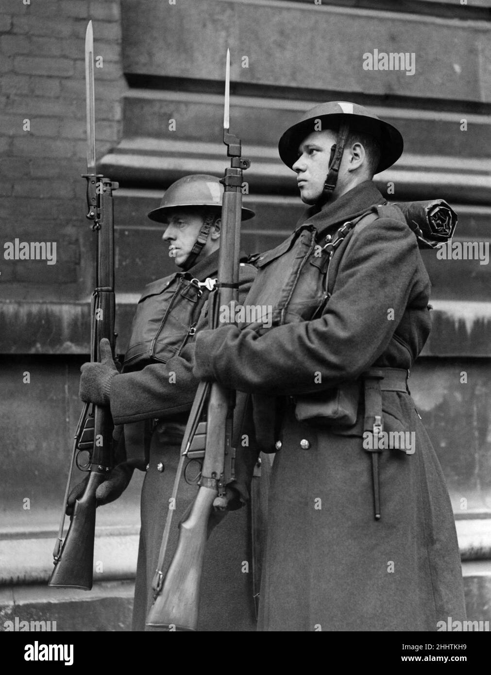 Le voci dell'esercito sorvegliano un edificio governativo a Londra nel gennaio 1942 Foto Stock