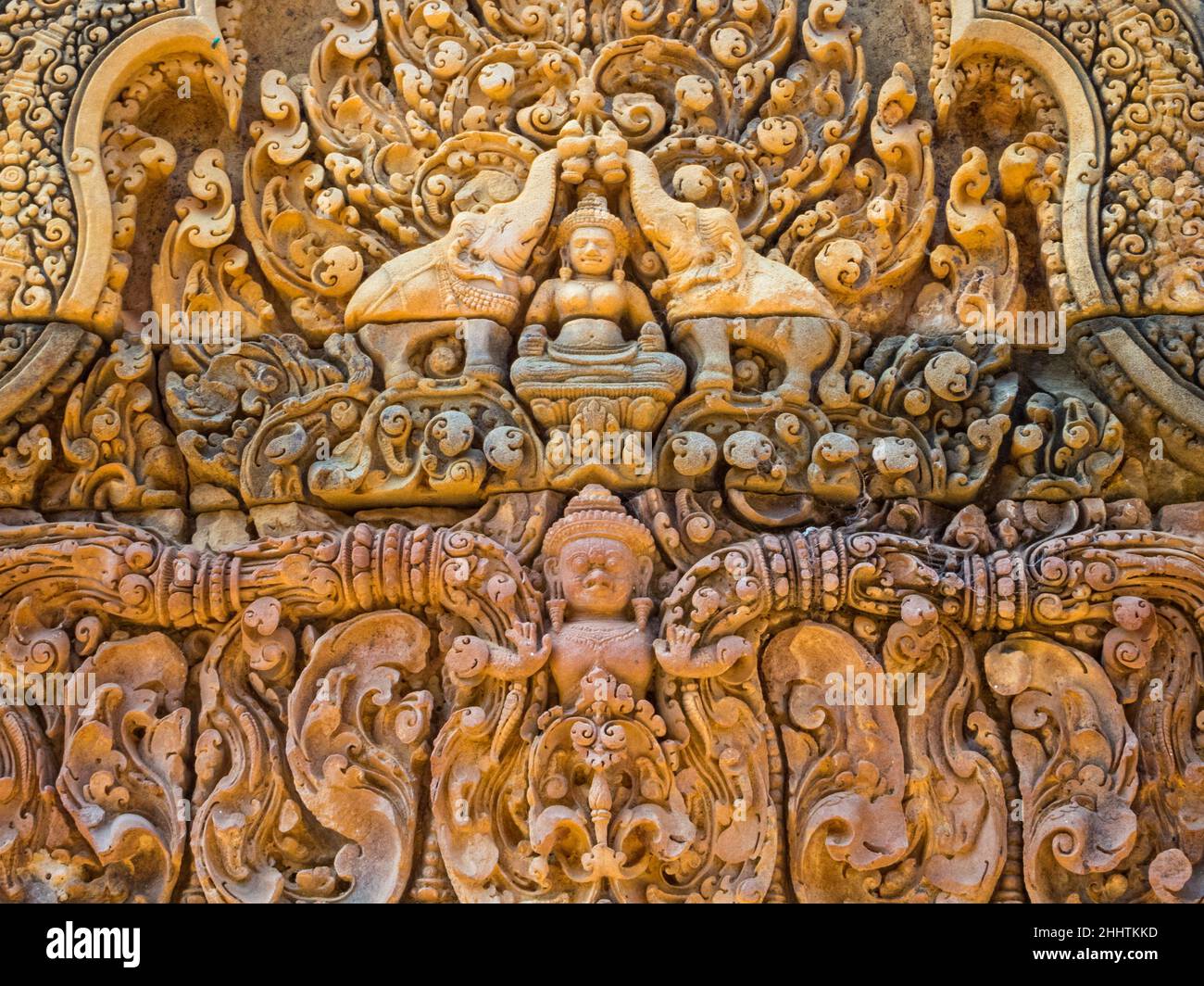 La dea indù Lakshmi su un muro della 'Cittadella delle Donne' - Banteay Srei, Cambogia Foto Stock