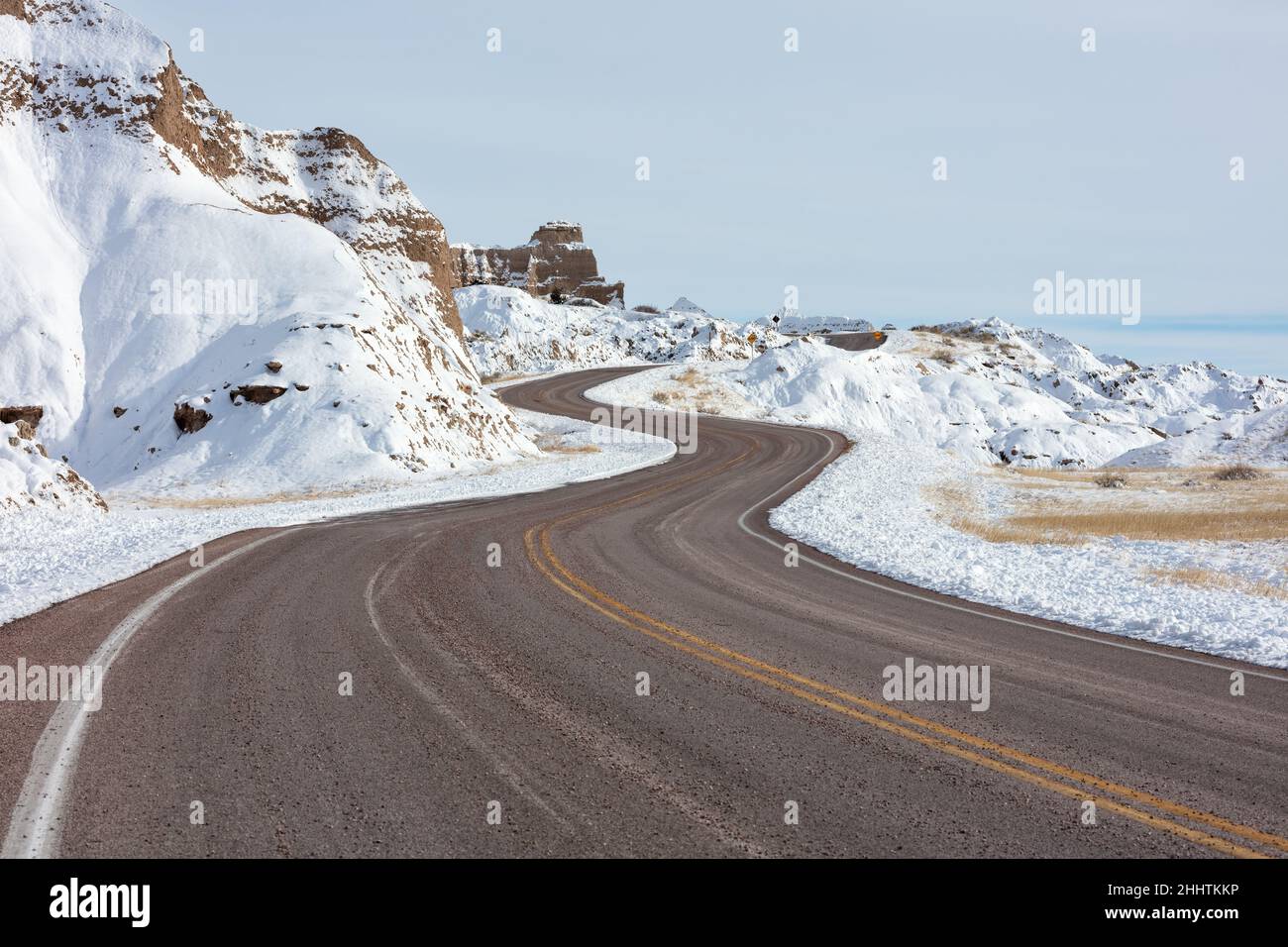Strada tortuosa attraverso il Badlands National Park, South Dakota nella neve d'inverno Foto Stock