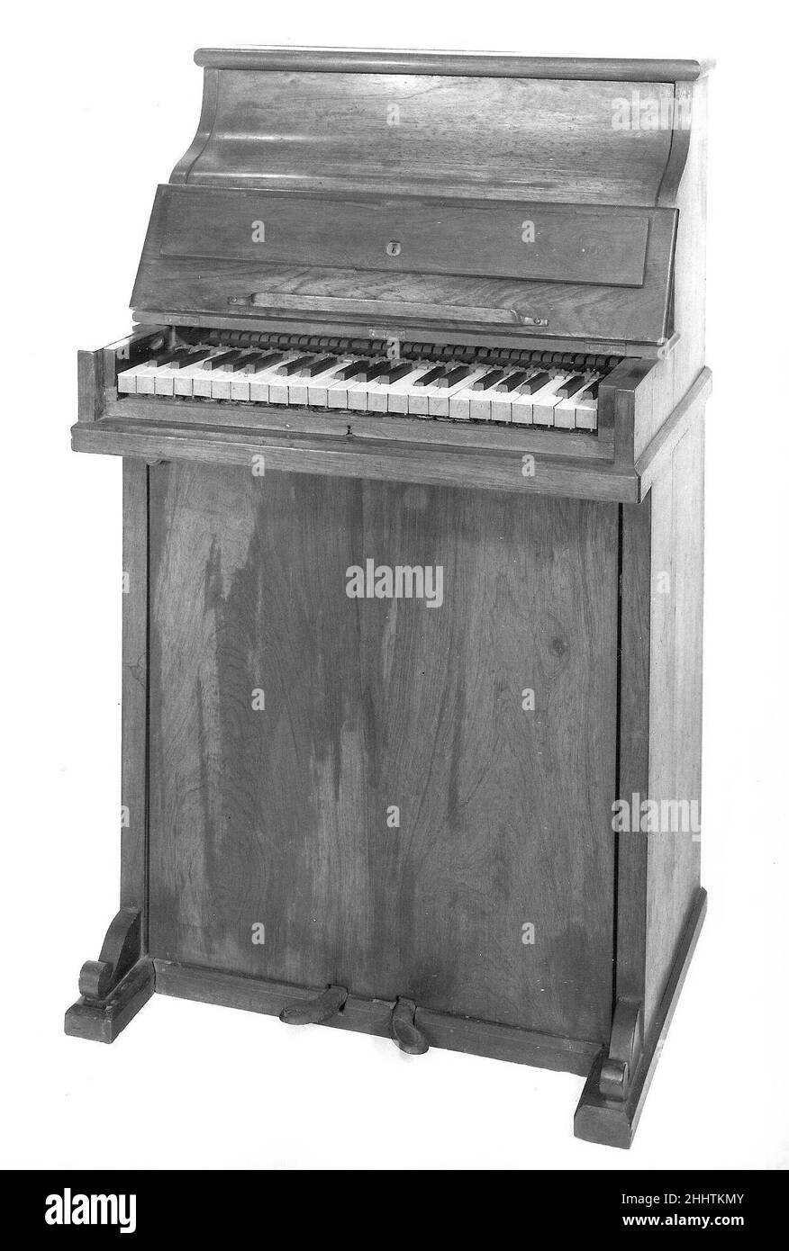 Piano verticale e organo a canna metà del 19th secolo American Descrizione tecnica: Cassa verticale rettangolare in legno di palissandro con griglia a griglia con retro in tessuto rosso sui tasti, cassa con profilo a cima; Tavola sonora verniciata, grandi perni di sintonizzazione oblunghe perforate, assortimento apparentemente casuale di canne libere, soffietti rivestiti con carta stampata americana che include parte di una canzone accompagnata da pianoforte e un rottame di una compagnia di assicurazione sulla vita recante la parola 'Baltimore'; bussola c-E3 (41 tasti), avorio naturale con fronti in legno chiaro, ebony accidentalmente; 2 pedali, ammortizzatori di sollevamento lato sinistro, soffietti di pompaggio lato destro; Foto Stock