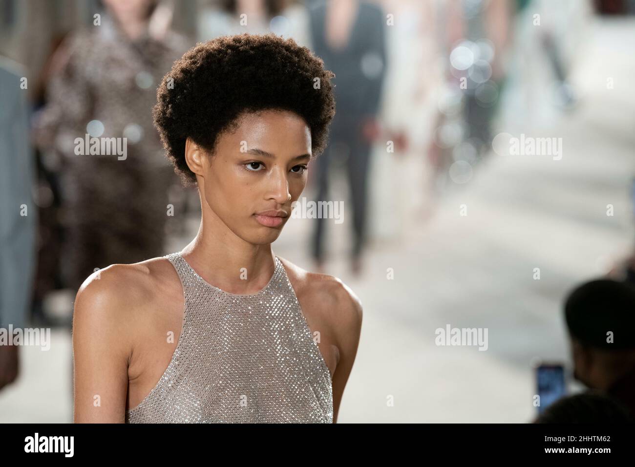 Parigi, Francia. 25th Jan 2022. ALEXANDRE VAUTHIER SS22 Runway durante Haute Couture Primavera Estate 2022 - Gennaio 2022 - Parigi, Francia 25/01/2022 Credit: dpa/Alamy Live News Foto Stock