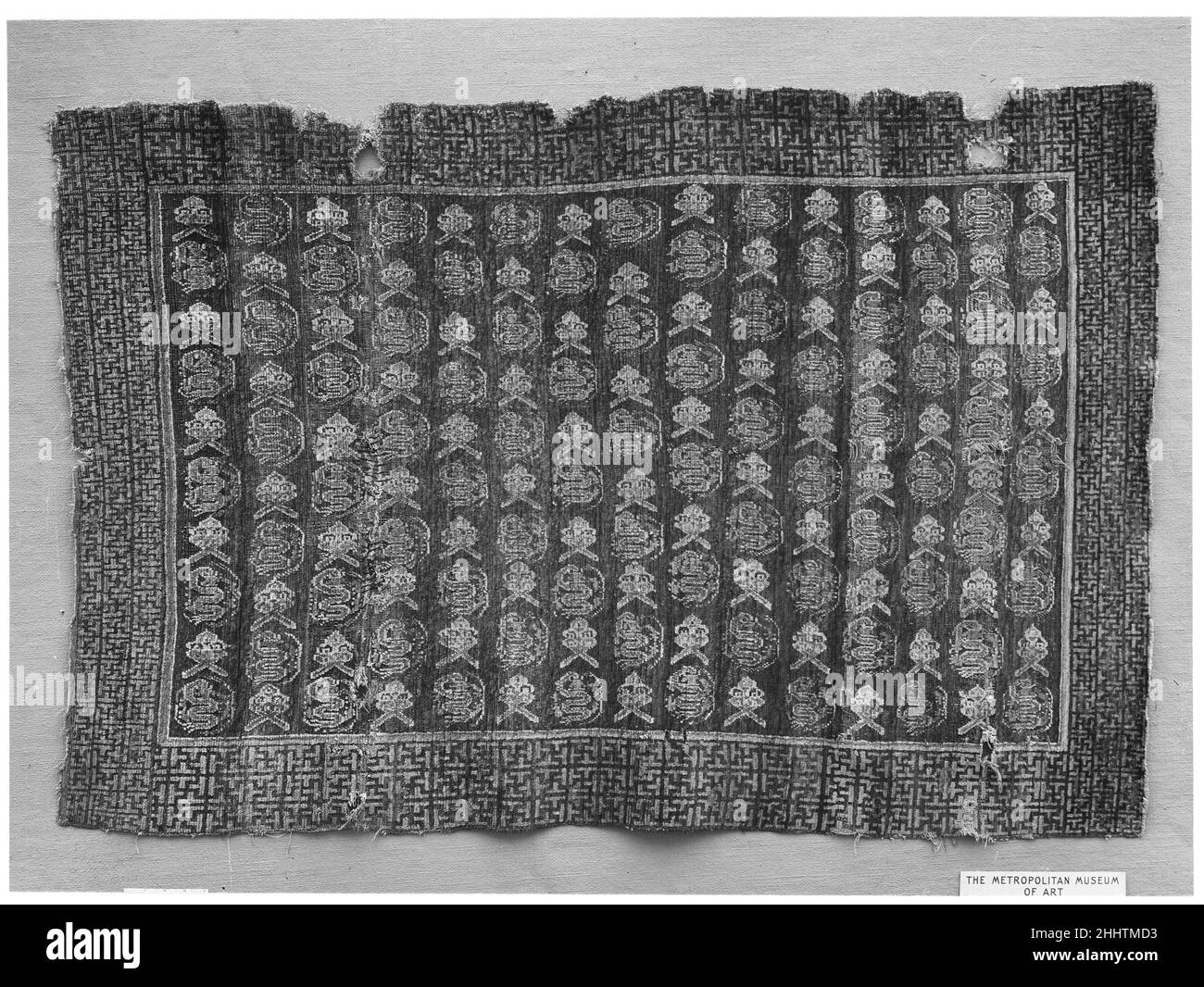 Tappeto metà 18th–inizio 19th secolo Cina, Turkestan. Tappeto. Cina, Turkestan. Metà 18th–inizio 19th secolo. Seta. Dinastia Qing (1644-1911). Periodo Kangxi (1662–1722). Tappeti-tessili Foto Stock