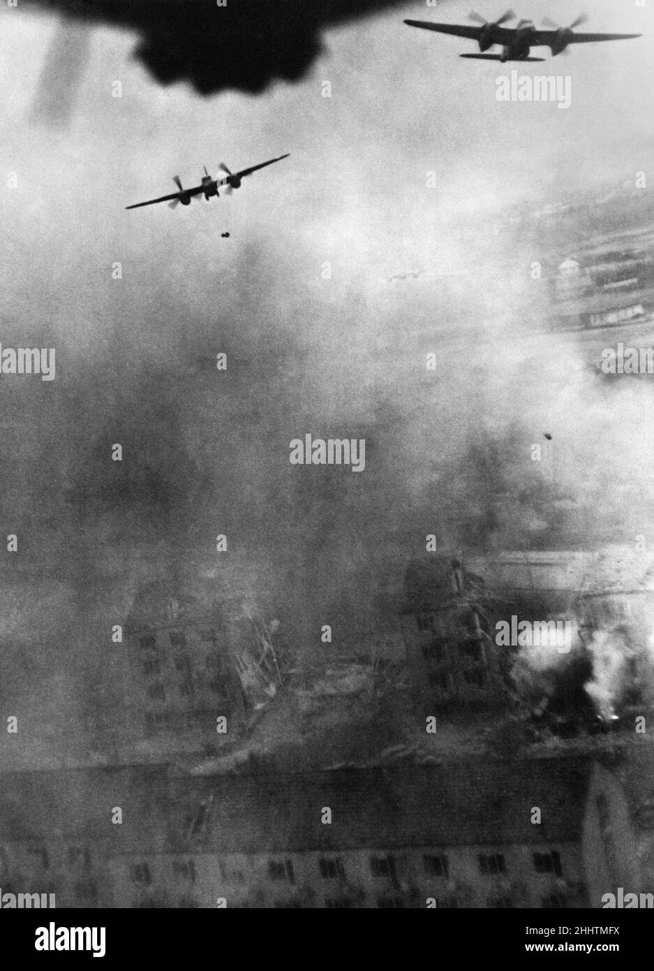 Due aerei da bombardamento contro la zanzara De Havilland del RAF No.140 Wing del secondo attacco dell'Aeronautica tattica la sede di Gestapo, ospitata nell'Università di Aarhus in Danimarca durante la seconda Guerra Mondiale. L'aereo è andato all'attacco a zero piedi, un pilota che va così basso che ha colpito parte dell'Università e ha restituito con un ago motore fibbciato. Il bombardamento era accurato e l'obiettivo è stato distrutto. La Royal Air Force, dopo la seconda guerra mondiale, punta al raid di Aarhus come il più riuscito nel suo genere durante la guerra. 31st ottobre 1944. Foto Stock