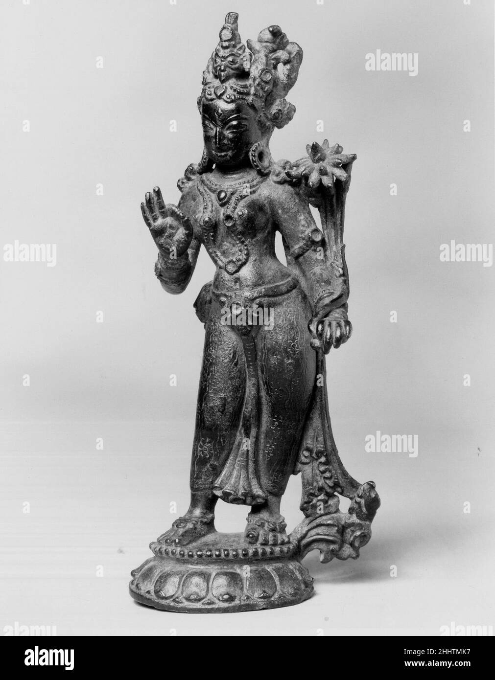 In piedi Lakshmi (dea della fortuna) 13th secolo Nepal (valle di Kathmandu). In piedi Lakshmi (dea della fortuna). Nepal (valle di Kathmandu). 13th secolo. Lega di rame, intarsiata con pietre semipreziose. Scultura Foto Stock