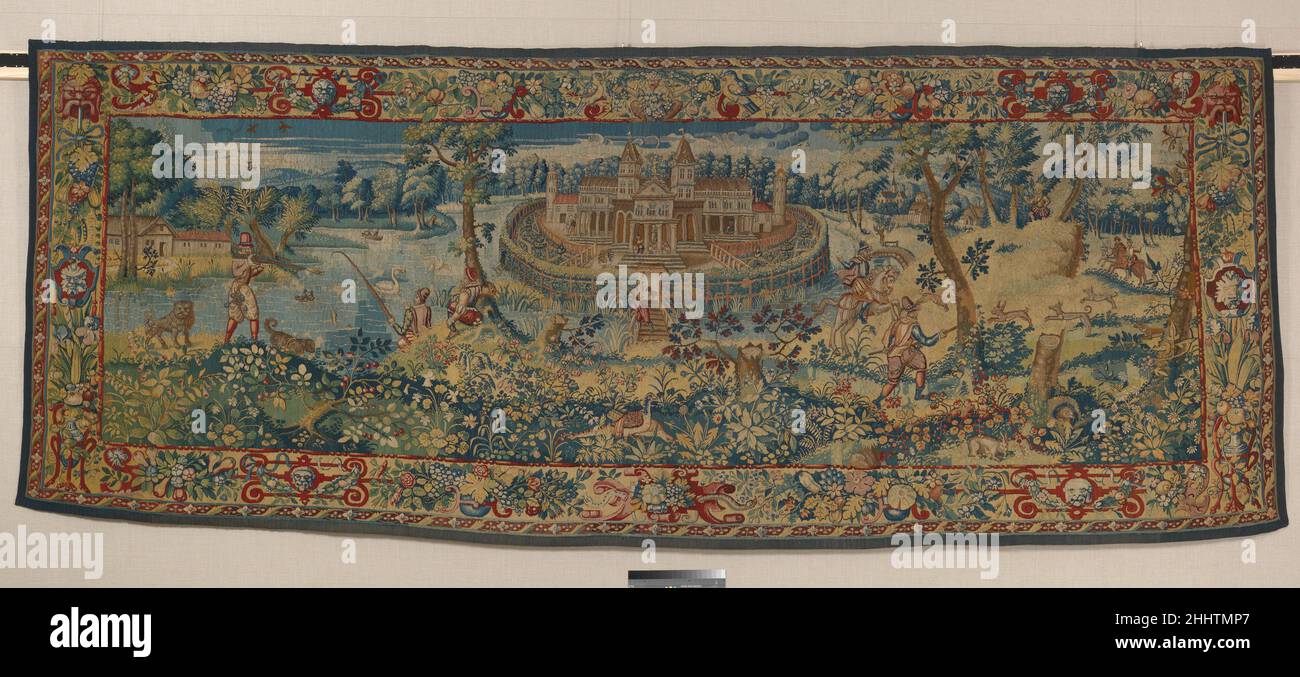 Cacciatori in un paesaggio ca. 1575–95 Anonimo, 16th secolo questa appesa estremamente rara combina una tavolozza squisitamente ben conservata con il caratteristico formato lungo e stretto di un arazzo in wainscot. In uno stile a cui i tessitori fiamminghi all'epoca si riferiva come "moda inglese", si intendeva appendere tra il cornicione e il dado di una stanza rivestita di legno. L'arazzo è attribuito su motivi stilistici, iconografici e tecnici a tessitori immigranti fiamminghi che cercavano rifugio dal tumulto religioso dell'epoca trasferendo in Inghilterra, probabilmente Londra. In ottime condizioni, è un partico Foto Stock