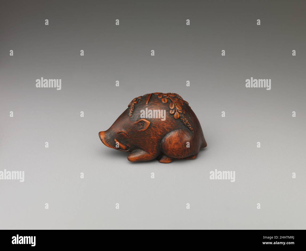 Cinghiale ed erbe seconda metà del 19th secolo Giappone il cinghiale, il dodicesimo segno dello zodiaco, si pensa possedere il coraggio incauto. Qui, però, i suoi occhi chiusi gli danno l'aspetto di una creatura più simpatica e indifesa, addormentata nascosta dalle erbe autunnali. Cinghiale ed erbe 59700 Foto Stock