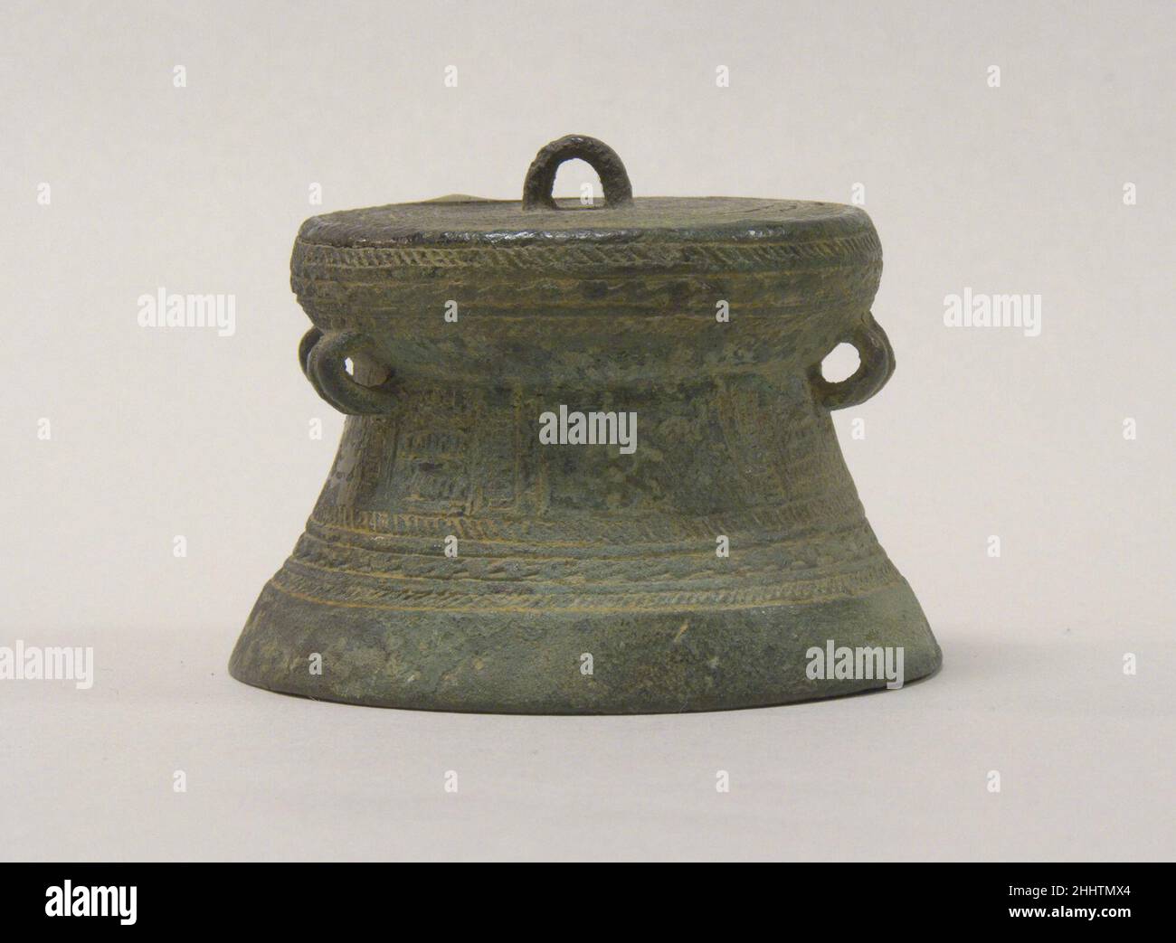 Piccolo tamburo 500 a.C.-d.C. 300 Vietnam (Nord). Tamburo piccolo. Vietnam (Nord). 500 A.C.-D.C. 300. Bronzo. Lavorazione dei metalli Foto Stock
