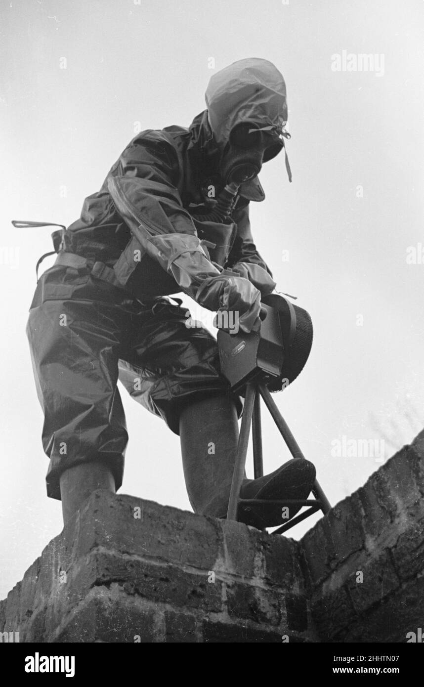 Preparativi per la guerra. ARP Warden gestisce la sirena raid aerea durante un attacco di gas per la difesa civile a Kingston. Giugno 1938. L'abbigliamento indossato in questa immagine si sarebbe evoluto nelle tute NBC utilizzato oggi l'esercito britannico. Foto Stock