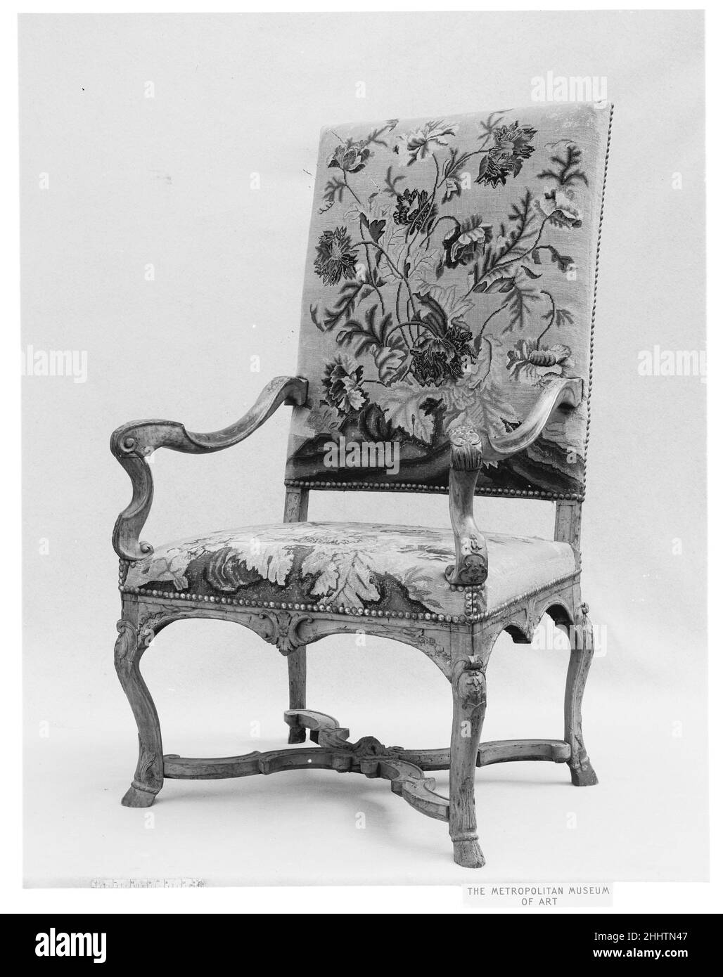Poltrona fine 17th secolo francese. Poltrona. Francese. Fine 17th secolo. Noce scolpito, lucidato in cera; copertina ricamata. Mobili in legno Foto Stock