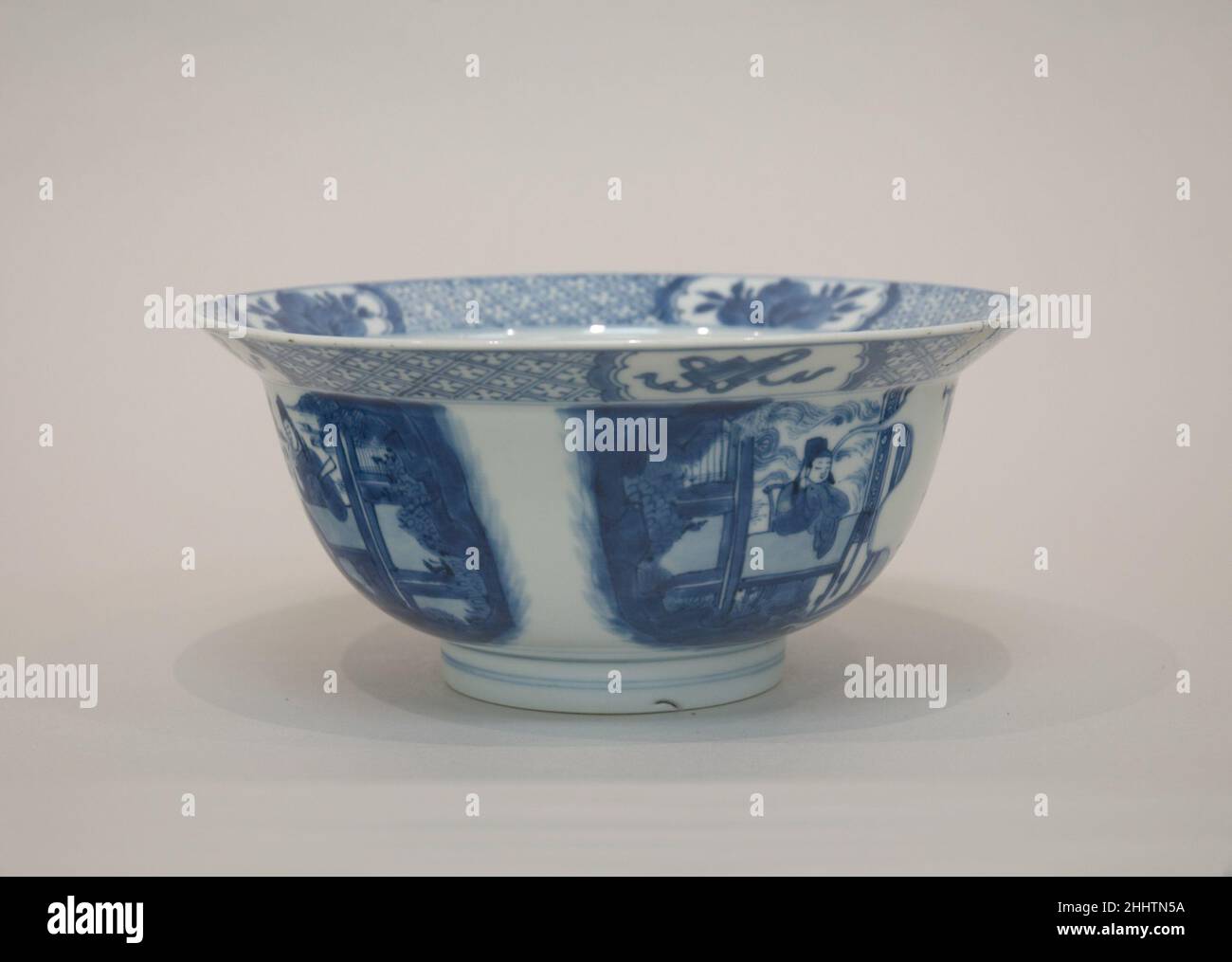 Ciotola con scene narrative fine 17th–inizio 18th secolo Cina. Ciotola con scene narrative. Cina. Fine 17th–inizio 18th secolo. Porcellana dipinta in smalto blu cobalto (Jingdezhen ware). Dinastia Qing (1644-1911), periodo Kangxi (1662-1722). Ceramica Foto Stock