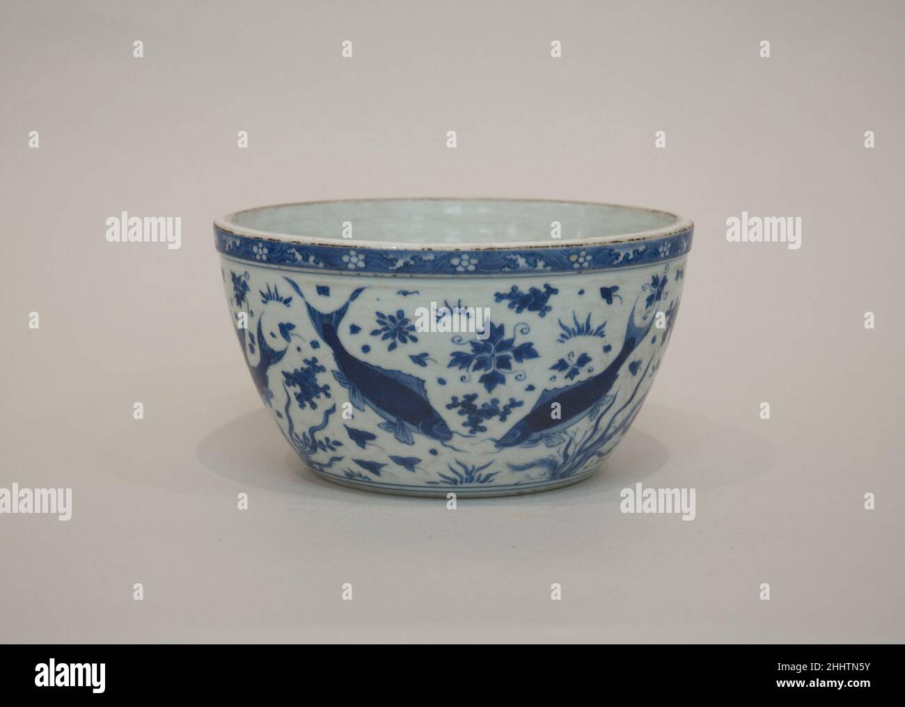 Ciotola con pesce in stagno 16th secolo Cina. Ciotola con pesce in stagno. Cina. 16th secolo. Porcellana dipinta con blu cobalto sotto uno smalto trasparente (Jingdezhen ware). Dinastia Ming (1368–1644), marchio e periodo Jiajing (1522–66). Ceramica Foto Stock