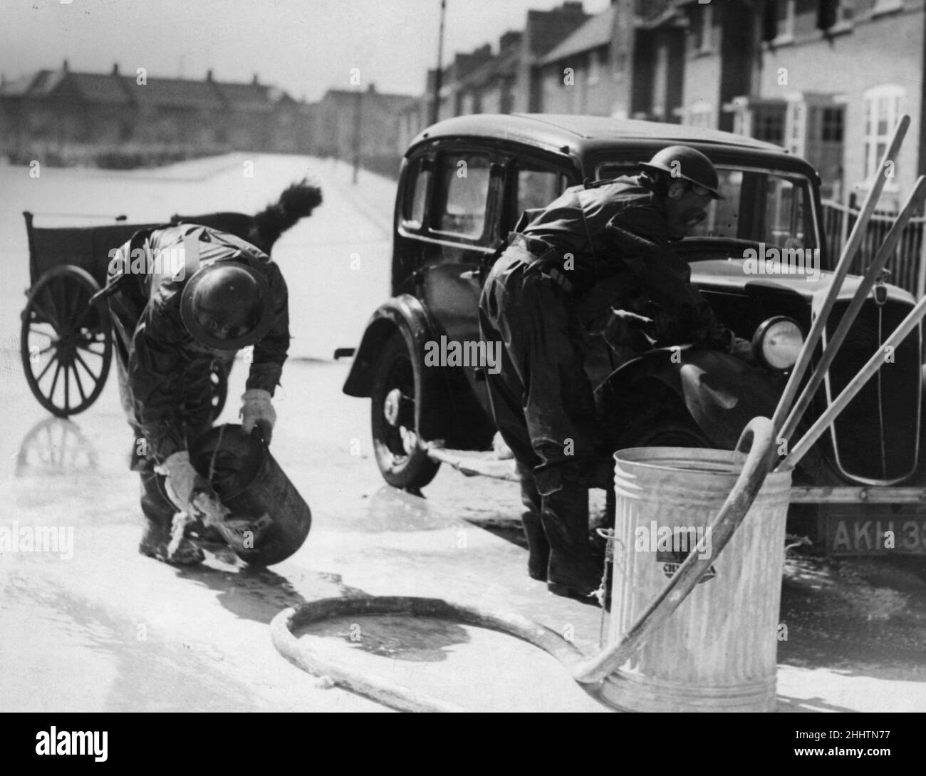 East Hull Auxiliary Fire Service visto qui formazione. Circa 1940 Foto Stock