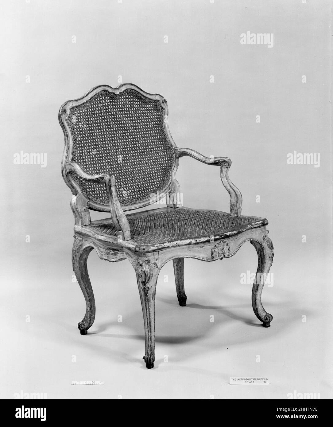 Poltrona (fauteuil) 18th secolo francese. Poltrona (fauteuil). Francese. 18th secolo. Noce intagliata e dipinta, caning. Mobili in legno Foto Stock