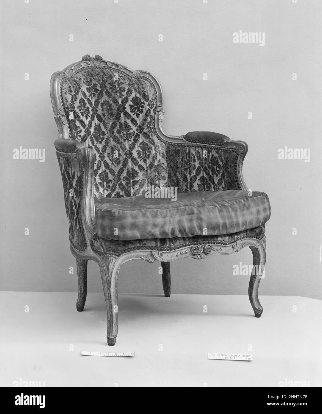 Poltrona (bergère) 18th secolo francese. Poltrona (bergère). Francese. 18th secolo. Legno da frutto grigio intagliato e dipinto. Mobili in legno Foto Stock