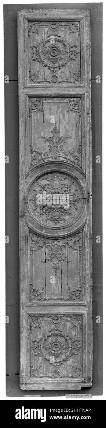 Pannello fine 17th–inizio 18th francese secolo. Pannello. Francese. Fine 17th–inizio 18th secolo. Rovere intagliato e dipinto di grigio. Lavorazione del legno Foto Stock