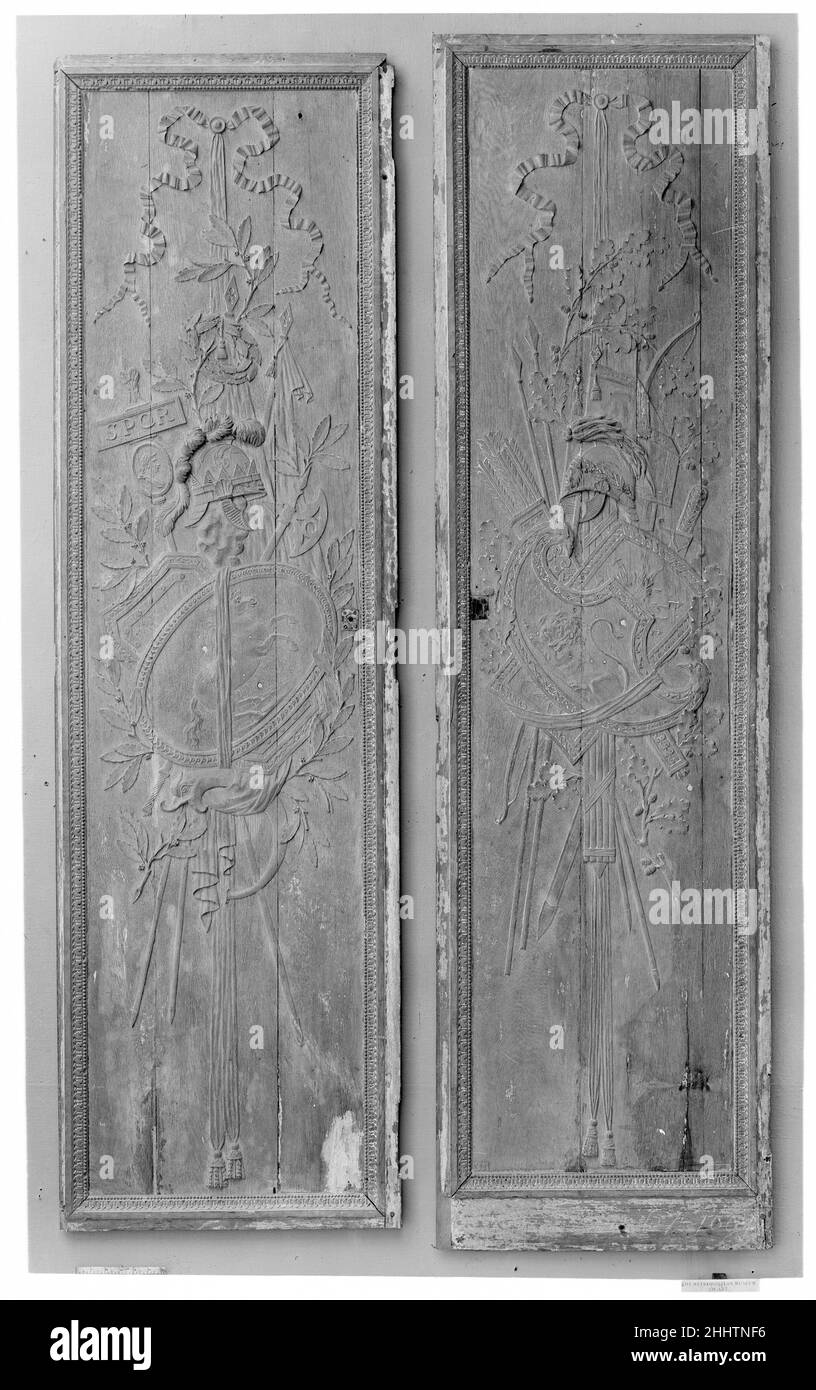 Pannello con trofeo che rappresenta l'Africa ca. 1780–85 francesi i pannelli sono scolpiti ciascuno con un trofeo comprendente armi e armature sospese da un nastro tasseled: Nell'antichità, le vittorie militari sono state commemorate con una mostra di armi catturate dalle truppe nemiche e appese su un albero o un tempio. I rami di quercia sono aggiunti ai simboli marziali il 07.225.100a. Alle braccia e all'armatura si aggiungono rami di Laurel, una corona di alloro e uno standard con SPQR (abbreviazione di Senatus Populusque Romanus o Senato e popolo romano) sopra un ritratto di un imperatore o generale romano. Lo scudo con il ho Foto Stock