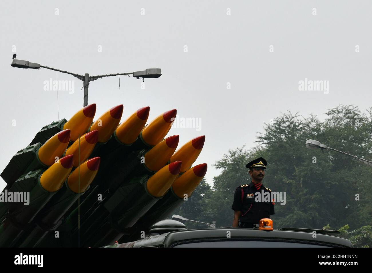 24 gennaio 2022, kolkata, Bengala Occidentale, India: Un veicolo lanciatore dell'esercito indiano con missili prendono parte alla prova di vestito completo per la prossima sfilata del Republic Day a Kolkata, India (Credit Image: © Sudipta Pan/Pacific Press via ZUMA Press Wire) Foto Stock