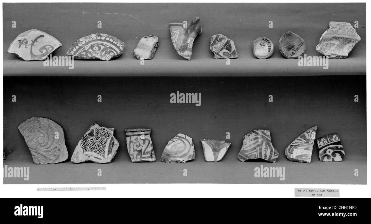 Frammento 14th secolo. Frammento. 14th secolo. Stonepaste; smalto dipinto. Attribuito alla Siria. Ceramica Foto Stock