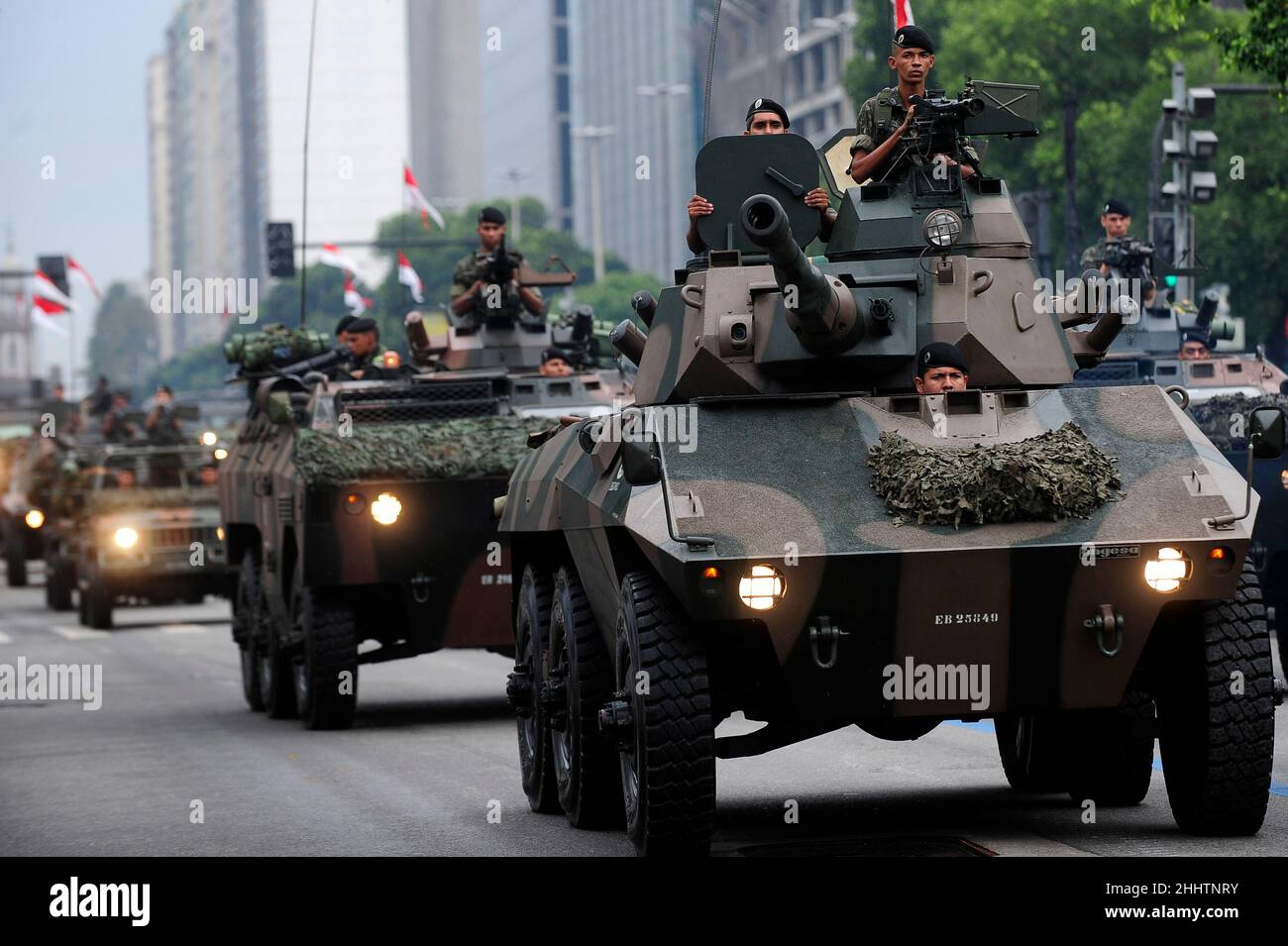 Sfilata militare il giorno dell'Indipendenza. Le forze armate brasiliane carri armati e truppe marciare su strada Foto Stock
