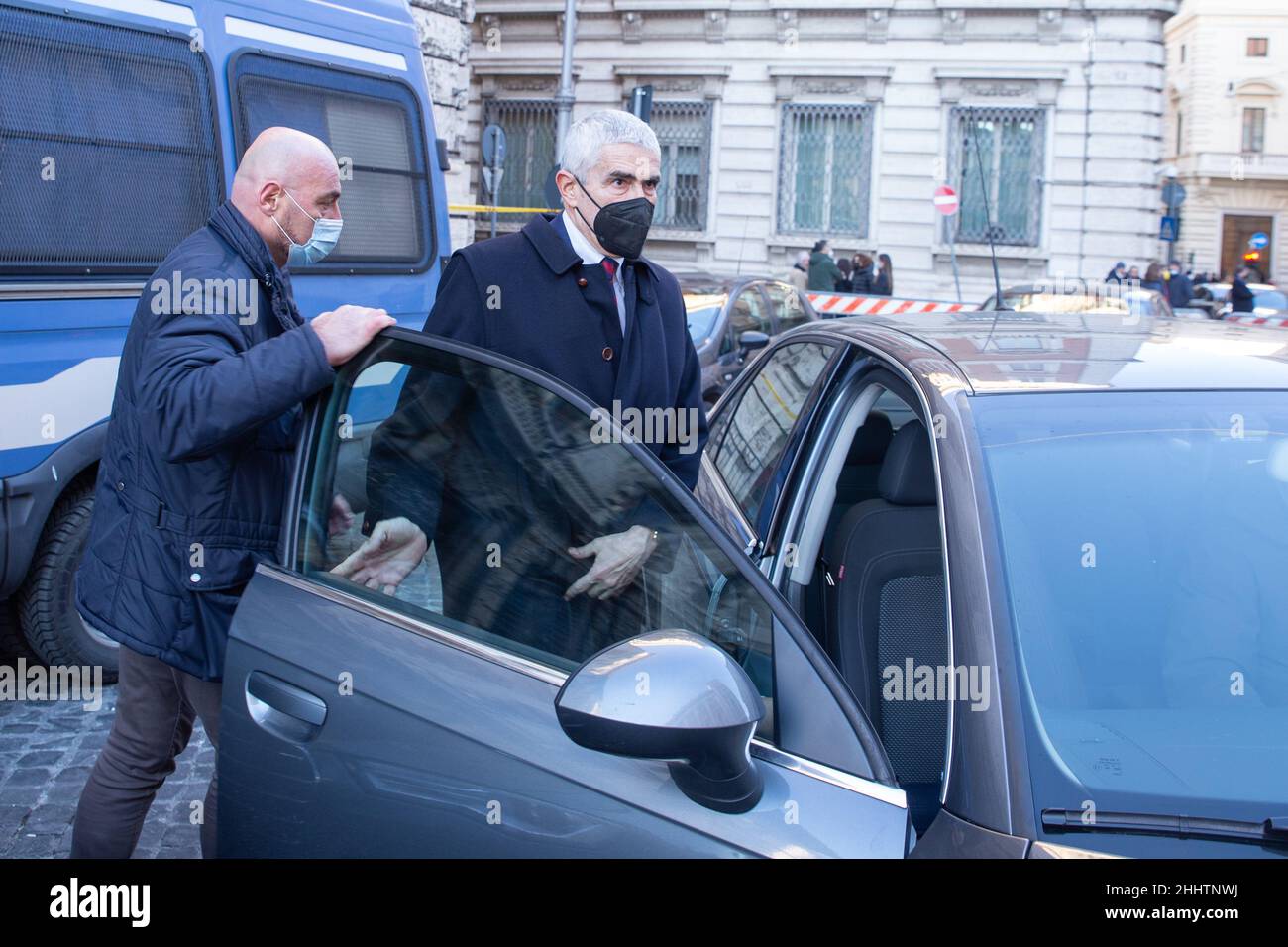 Roma, Italia. 25th Jan 2022. Pierferdinando Casini lascia Montecitorio Palace dopo il voto per l'elezione del nuovo Presidente della Repubblica (Foto di Matteo Nardone/Pacific Press) Credit: Pacific Press Media Production Corp./Alamy Live News Foto Stock