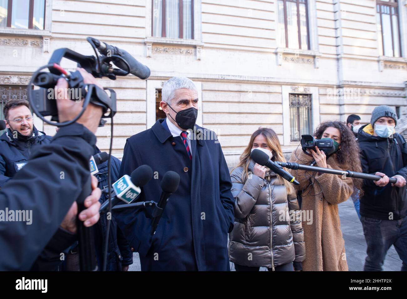 Roma, Italia. 25th Jan 2022. Pierferdinando Casini lascia Montecitorio Palace dopo il voto per l'elezione del nuovo Presidente della Repubblica (Foto di Matteo Nardone/Pacific Press) Credit: Pacific Press Media Production Corp./Alamy Live News Foto Stock