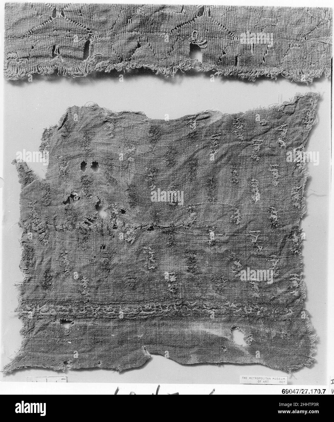 Frammento tessile 13th–14th secolo. Frammento tessile. 13th–14th secolo. Biancheria. Attribuito all'Egitto, Fustat. Tessuti ricamati Foto Stock