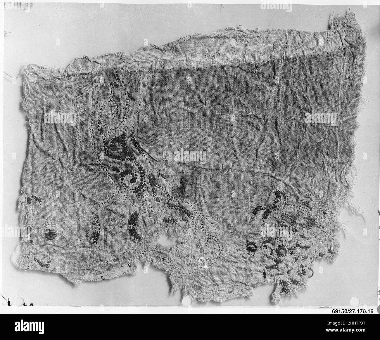 Frammento tessile 13th–14th secolo. Frammento tessile. 13th–14th secolo. Lino; ricamo di seta. Attribuito all'Egitto, Fustat. Tessuti ricamati Foto Stock