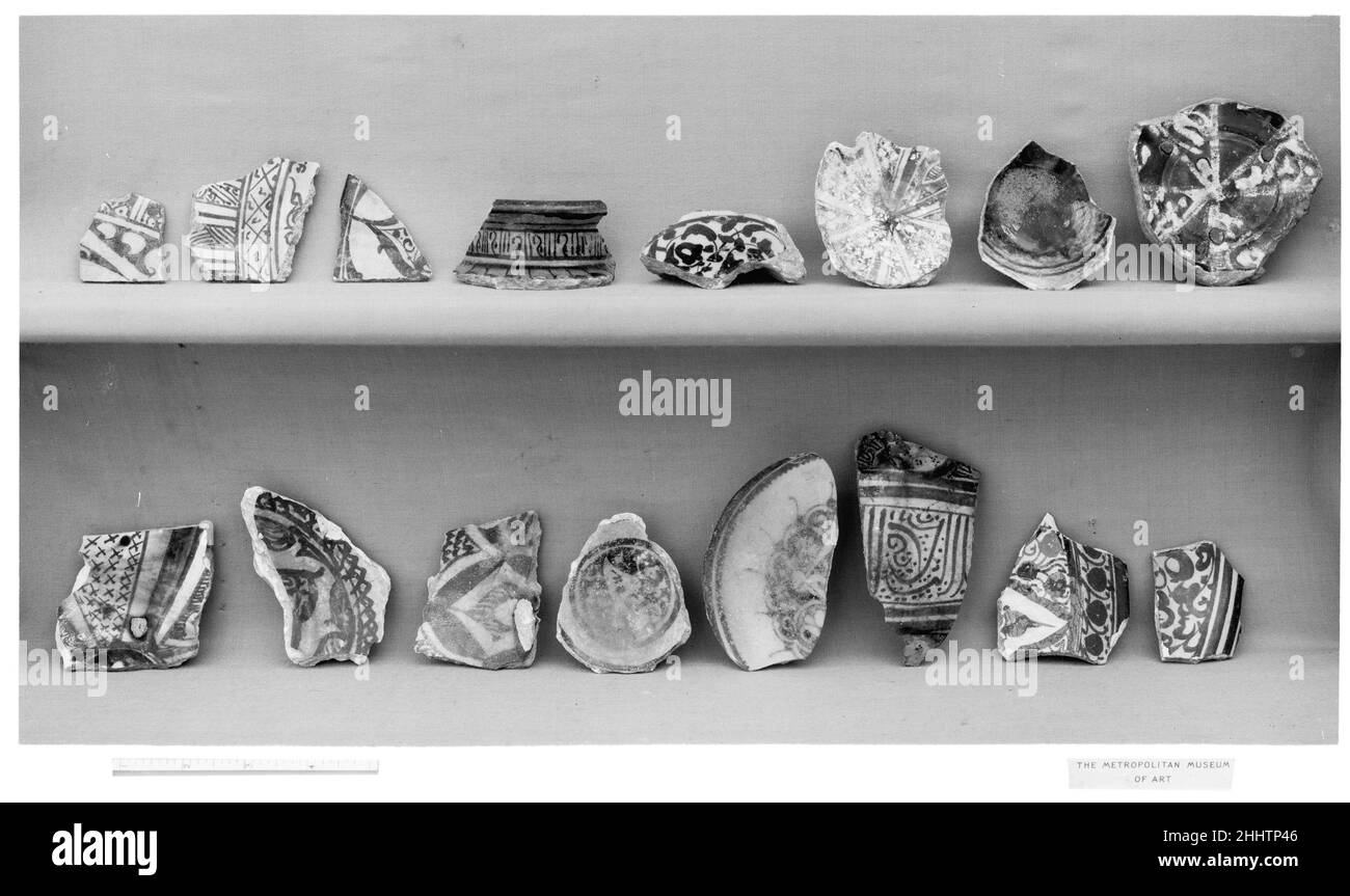 Frammento 13th secolo. Frammento. 13th secolo. Stonepaste; smalto dipinto. Attribuito alla Siria. Ceramica Foto Stock