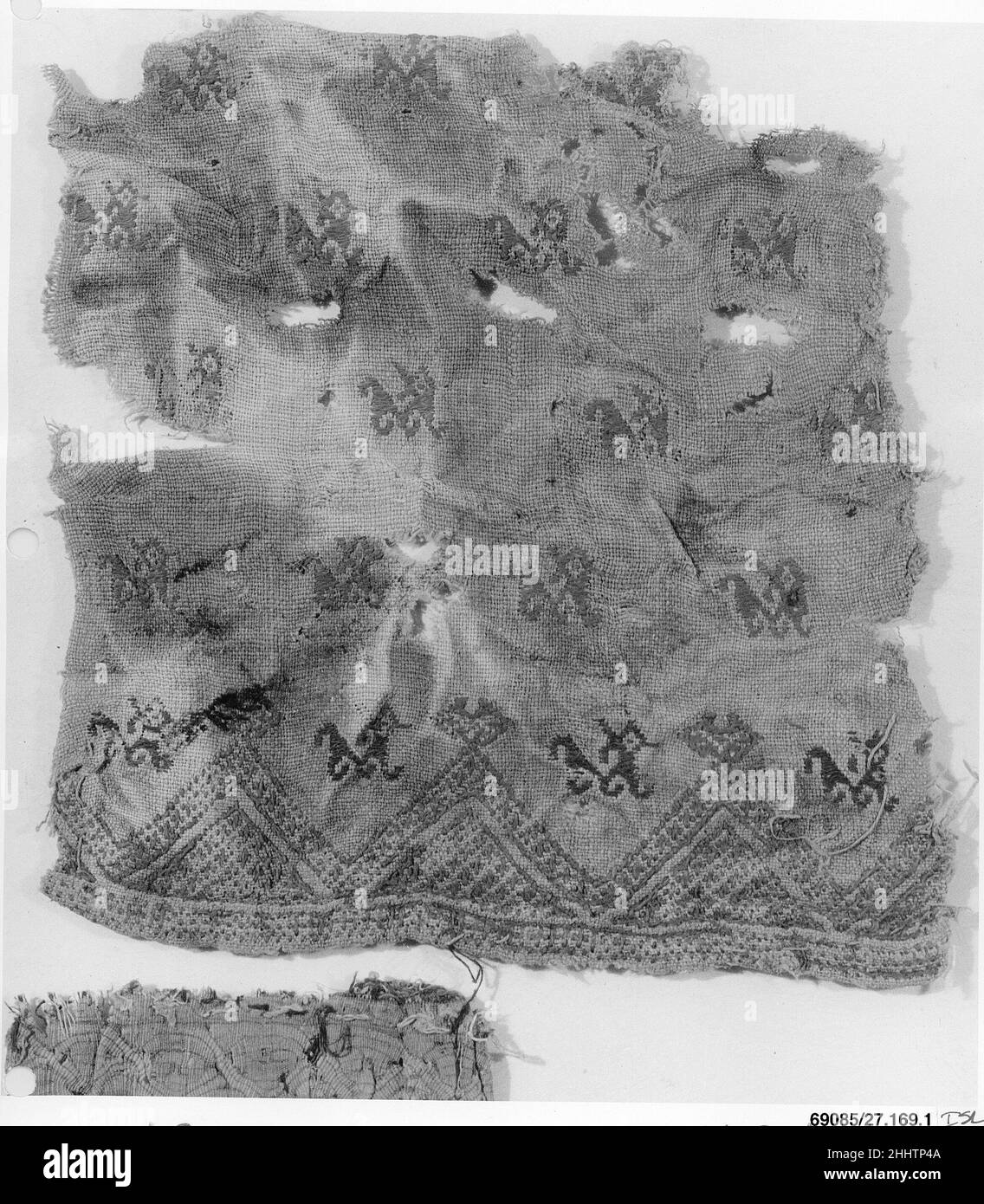 Frammento tessile 13th–14th secolo. Frammento tessile. 13th–14th secolo. Seta su lino; ricamo. Attribuito all'Egitto, Fustat. Tessuti ricamati Foto Stock