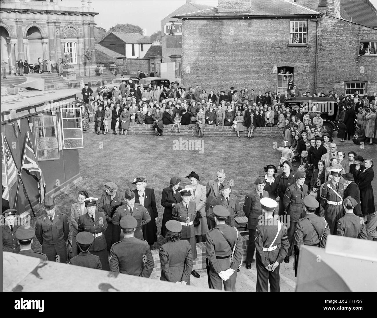 Il Segretario degli Esteri Anthony Eden ha aperto il Club dei servizi anglo-americani e alleati a Castle Hill, Cambridge. Nel 1951 il consiglio comunale è stato avvicinato dal Servizio volontario delle Donne con l'obiettivo di fornire il sito per il club. Nell'anno passato molto lavoro era stato fatto dal W.V.S. insieme con l'assistenza preziosa dell'aeronautica degli Stati Uniti e del Ministero dell'aria. Il club sarà aperto ogni sera durante la settimana e, ha detto Eden, attirerà gli uomini del servizio americano dalle attrazioni dei loro campi in modo da poter imparare quali sono gli animali straordinari inglesi. La nostra foto mostra: Ho Foto Stock