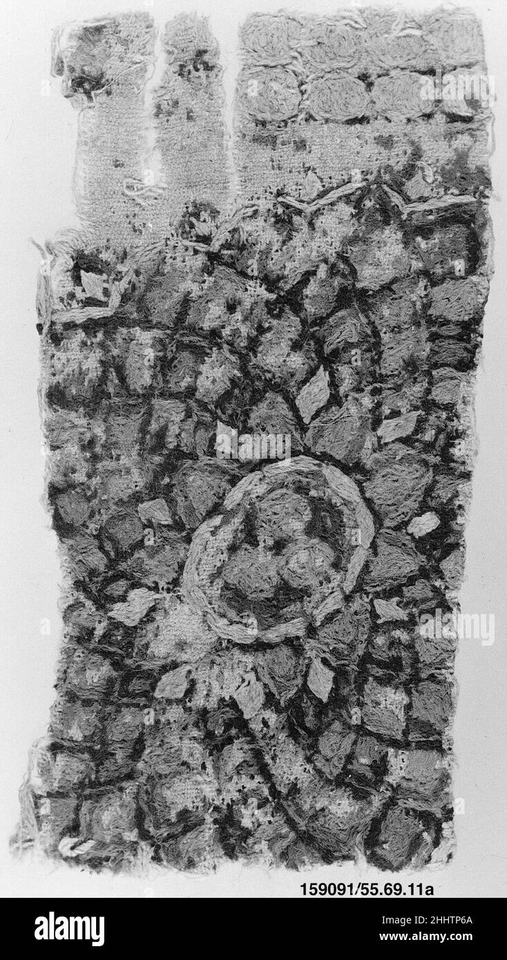 Frammento tessile 8th–9th secolo. Frammento tessile. 8th–9th secolo. Lana; ricamata. Attribuito all'Egitto. Tessuti ricamati Foto Stock