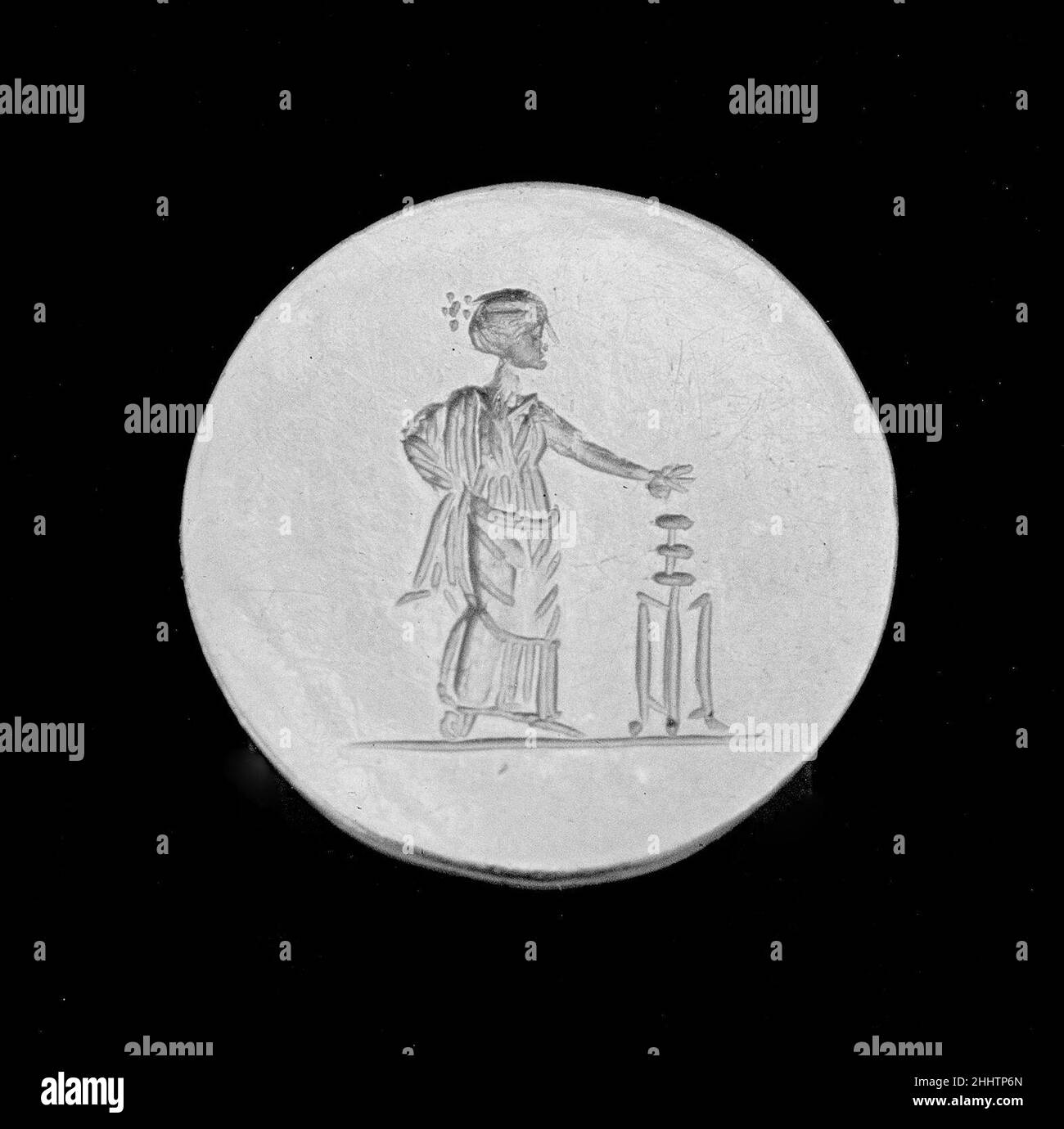 Anello d'oro 2nd metà del 4th secolo a.C. la donna greca prima del timiaterion (bruciatore dell'incenso). Anello in oro. Greco. 2nd metà del 4th secolo a.C. Oro. Tardo classico. Gemme Foto Stock