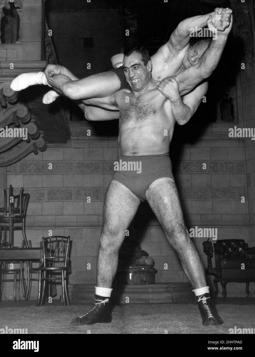 Primo Carnera, wrestler professionista, anche un ex boxer professionale,  con la foto di 15 mesi Joan Robinson, a Manchester, sabato 19th marzo 1960  Foto stock - Alamy