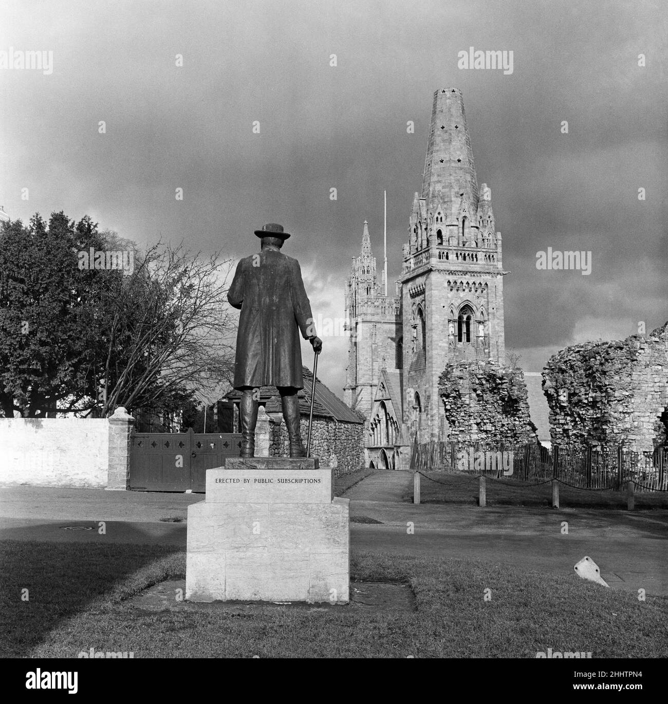 Cattedrale di Llandaff e Statua di James Rice Buckley di William Goscombe John. Llandaff, Galles del Sud. 1st marzo 1954. Foto Stock