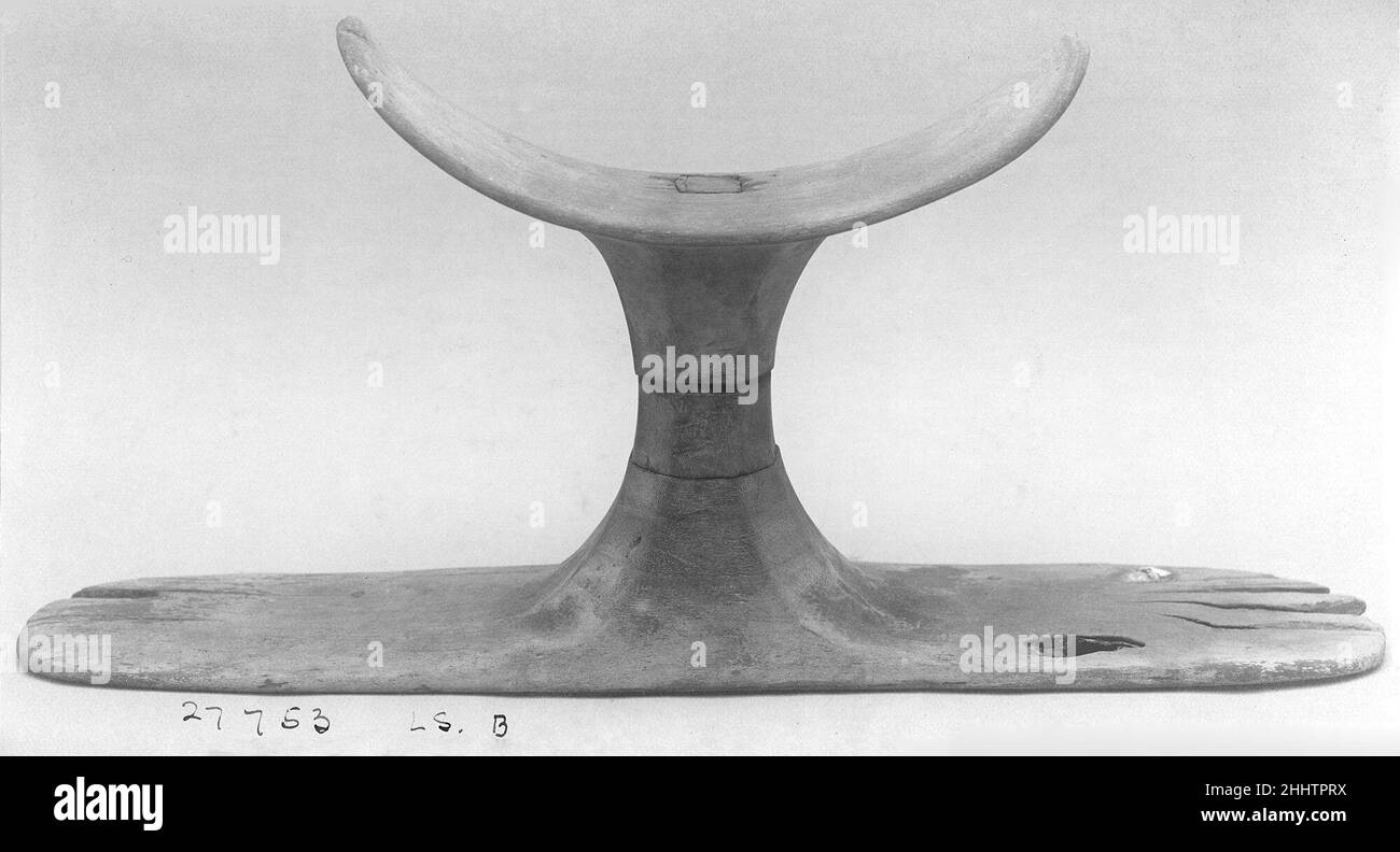 Poggiatesta ca. 1580–1479 a.C. secondo periodo intermedio – primo nuovo Regno. Poggiatesta. CA. 1580–1479 A.C. Legno. Secondo periodo intermedio – nuovo Regno in anticipo. Dall'Egitto, dall'Alto Egitto, da Tebe, Asasif, dagli scavi di Carnarvon 1910–1914. Dynasty 17–18 Foto Stock