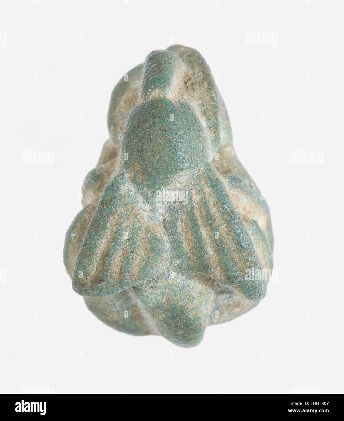 Fly amulet 664–332 a.C. tardo periodo i sussurri di mosca che gli artisti egiziani hanno raffigurato nelle mani di Faraoni e alti funzionari sono potenti promemoria di quanto fossero irazzanti le schiere di mosche nell'antico Egitto. Gli antichi Egiziani, tuttavia, sembravano avere tenuto le mosche in alta stima, presumibilmente a causa dei poteri di reazione rapida di questo insetto e della presenza indomabile e insistente. Mosca amulet. 664–332 A.C. Faience. Periodo ritardato. Dall'Egitto. Dynasty 26–29 Foto Stock