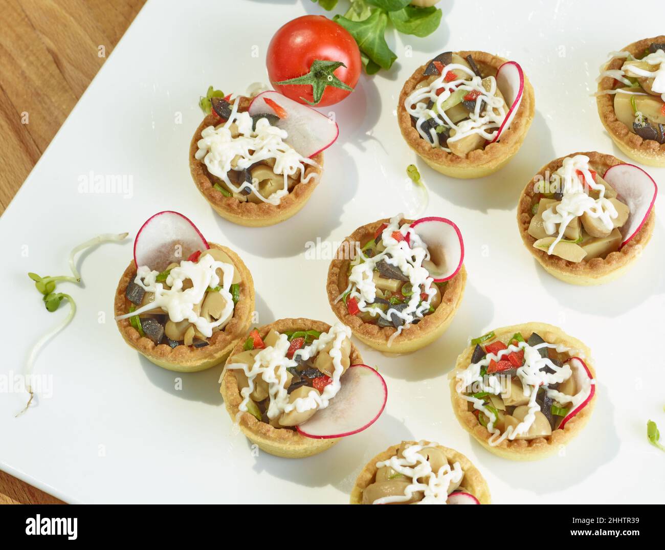 Condito con funghi e insalata di pomodoro Foto Stock