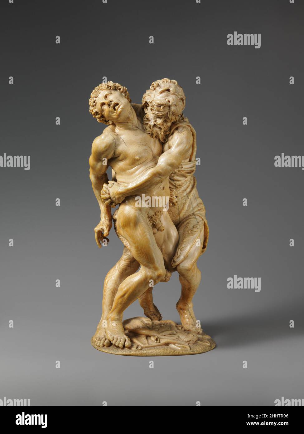 Ercole e Achelous probabilmente metà del 17th secolo attribuito al Maestro del martirio di San Sebastiano Austriaco le prodezze di Ercole hanno fornito agli scultori l'opportunità di esplorare il potere della figura maschile in azione intricata. Questo grande gruppo, scolpito completamente nel round, mostra la lotta tra l'eroe mitologico e uno dei suoi nemici, Antaeus o Achelous, un dio fluviale che si è trasformato da uomo a toro a serpente. Questo lavoro e altri due nel caso sono attribuiti ad un artista anonimo che ha scolpito due grandi scene di rilievo raffiguranti l'assaile di san Sebastiano paleocristiano Foto Stock