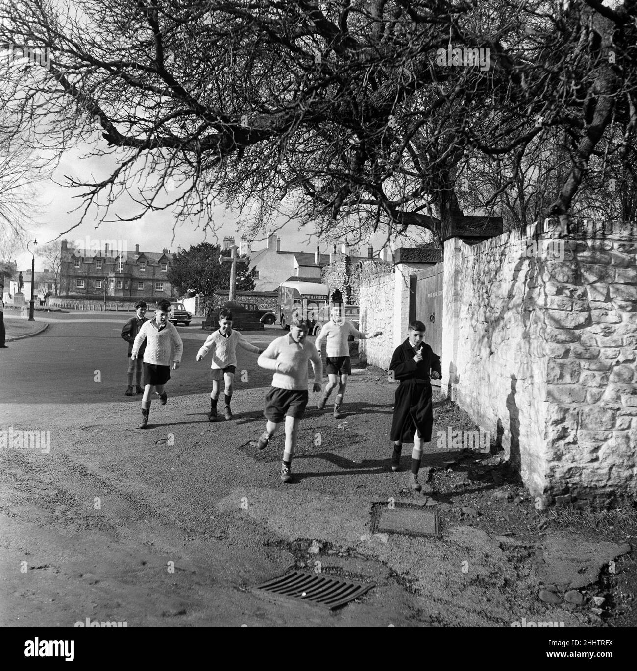 Studiosi e ragazzi della Cattedrale di Llandaff, nel Galles del Sud, sulla strada per giocare a rugby. 1st marzo 1954. Foto Stock